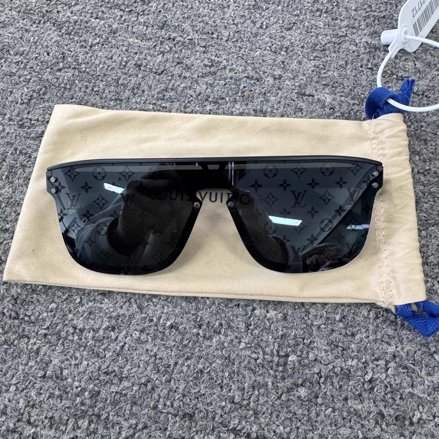 Louis Vuitton LV Monogram 99 new black frame one-piece sunglasses Size ONE SIZE - 2 Thumbnail