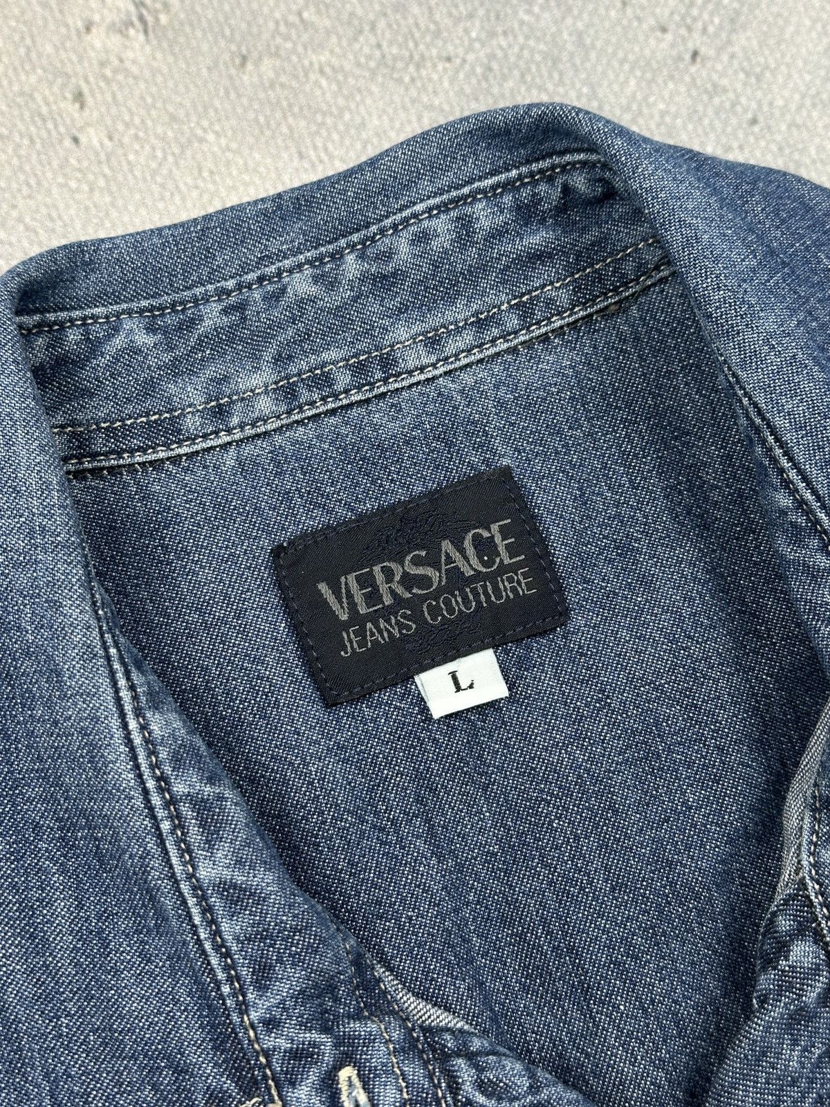 Versace Jeans Couture Versace Jeans Couture Vintage Medusa Button Denim Shirt 90s Size L / US 10 / IT 46 - 16 Thumbnail
