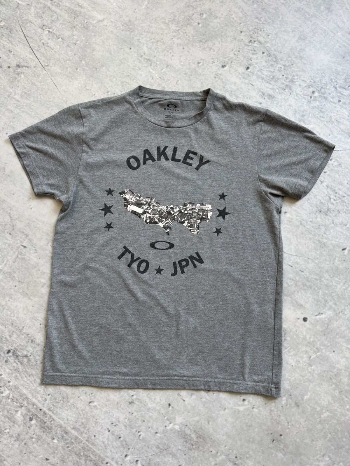 Oakley Oakley vintage big logo tee Tokyo Japan Size US L / EU 52-54 / 3 - 1 Thumbnail