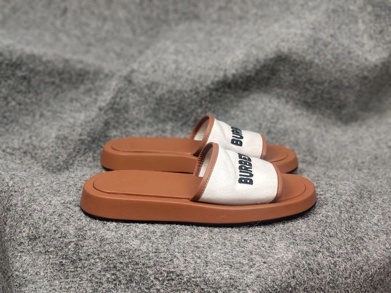 Burberry Burberry Buckingham Brown Logo Slides in Canvas & Leather Size US 9 / IT 39 - 2 Thumbnail