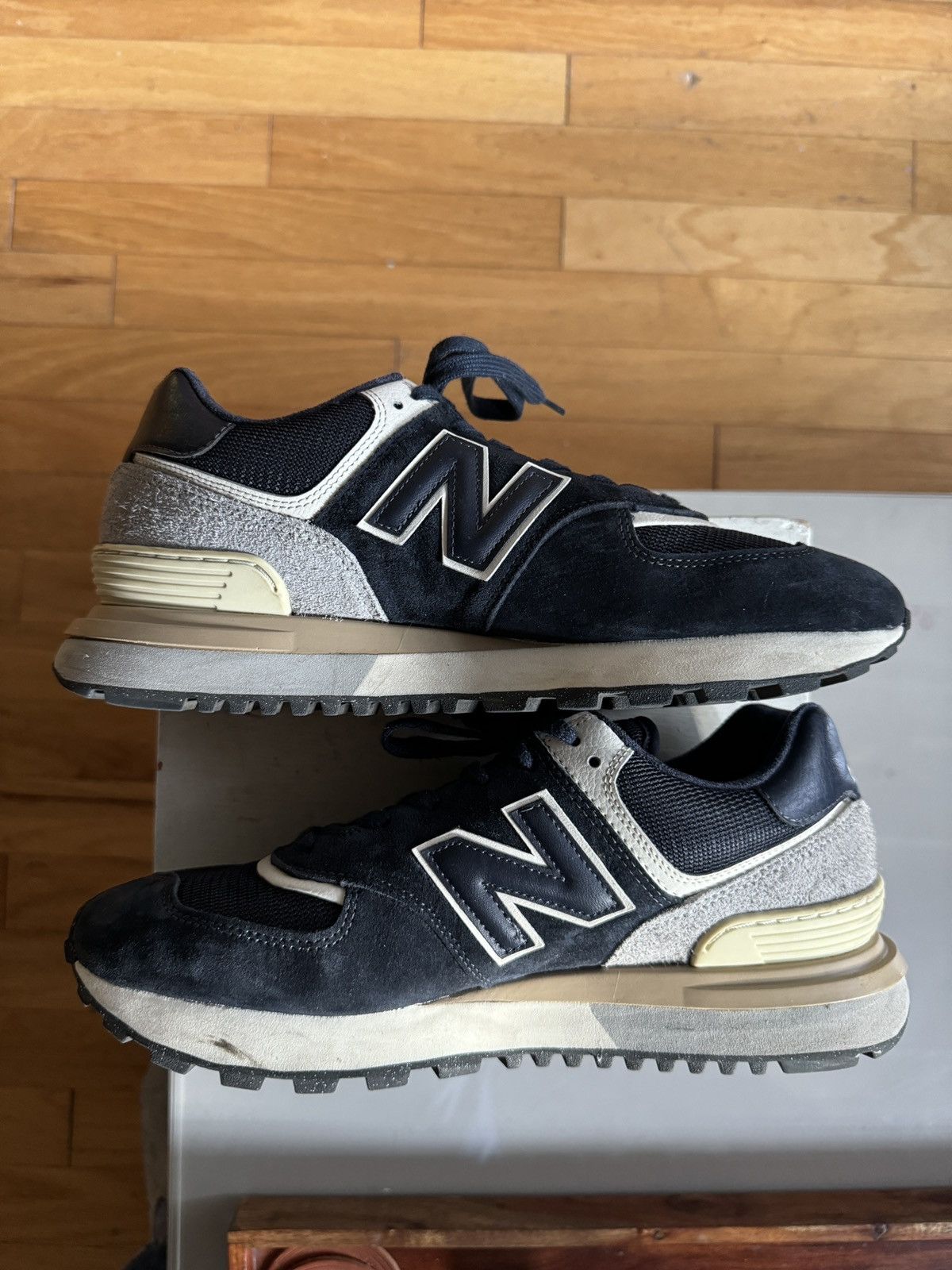 New Balance Like new 574 Navy/White New Balance 10.5 Size US 10.5 / EU 43-44 - 3 Thumbnail