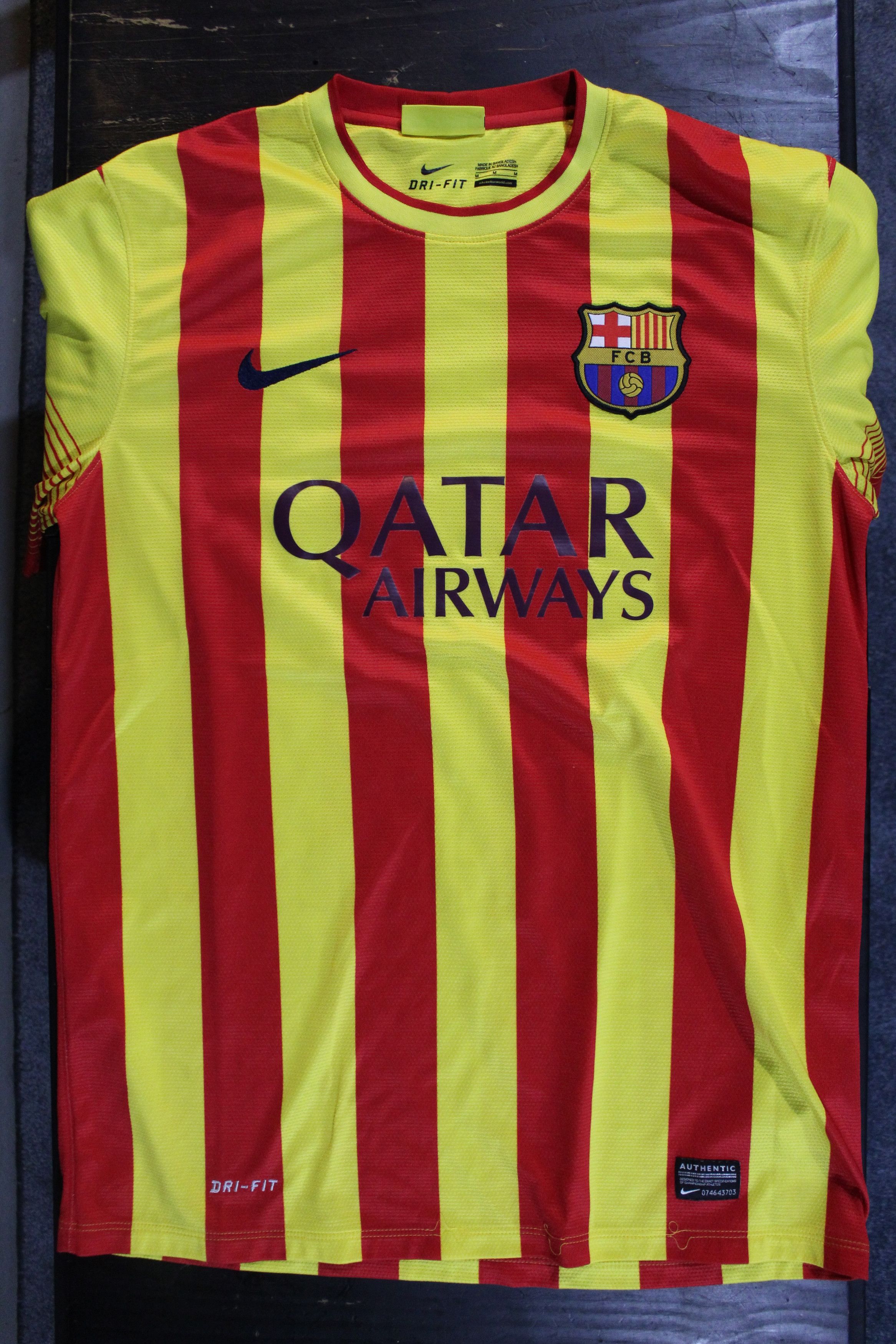 Nike BARCELONA FC NIKE 2013 2014 AWAY SOCCER JERSEY / SIZE MEDIUM Size US M / EU 48-50 / 2 - 1 Preview