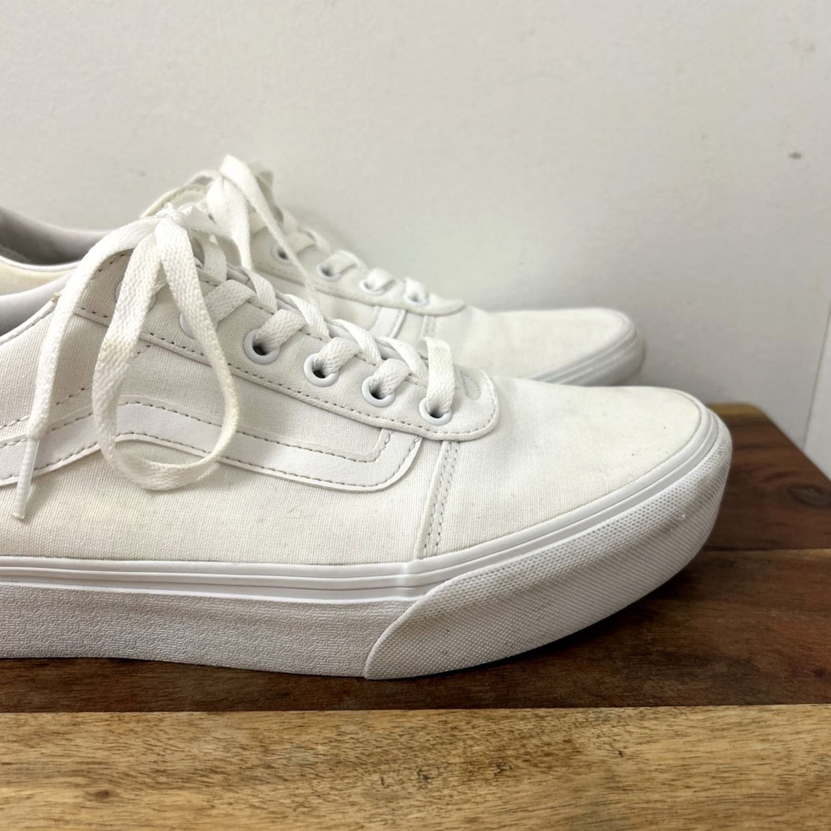 Vans VANS Old Skool Sneaker Womens Size 11 White Canvas Skateboard Shoe 721356 Size US 9 / IT 39 - 3 Thumbnail