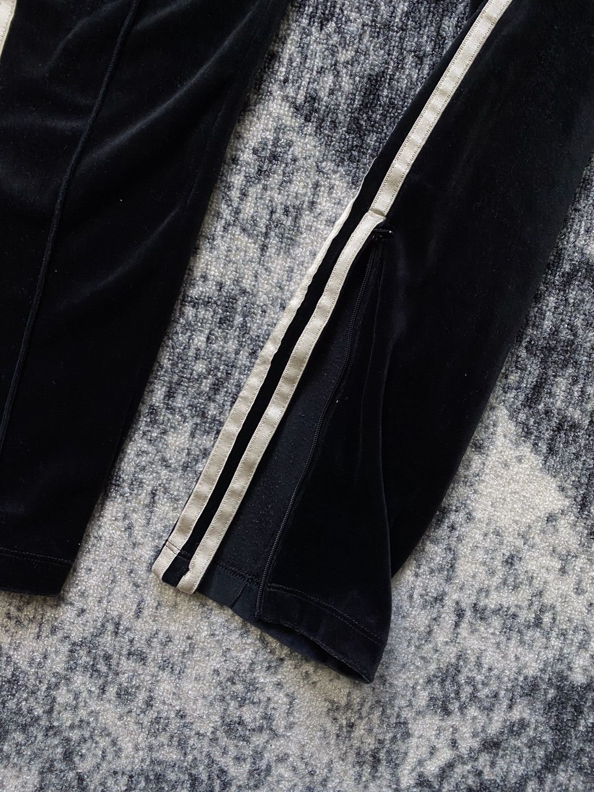 Adidas × Vintage Vintage Adidas Pants 3-Stripes Black Velours Y2K STYLE 90s Size 30" / US 8 / IT 44 - 8 Thumbnail