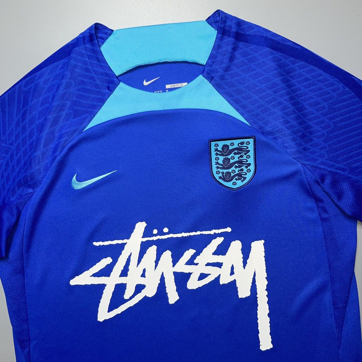 ENGLAND x STUSSY NIKE 2022 WORLD CUP SOCCER TRAINING JERSEY