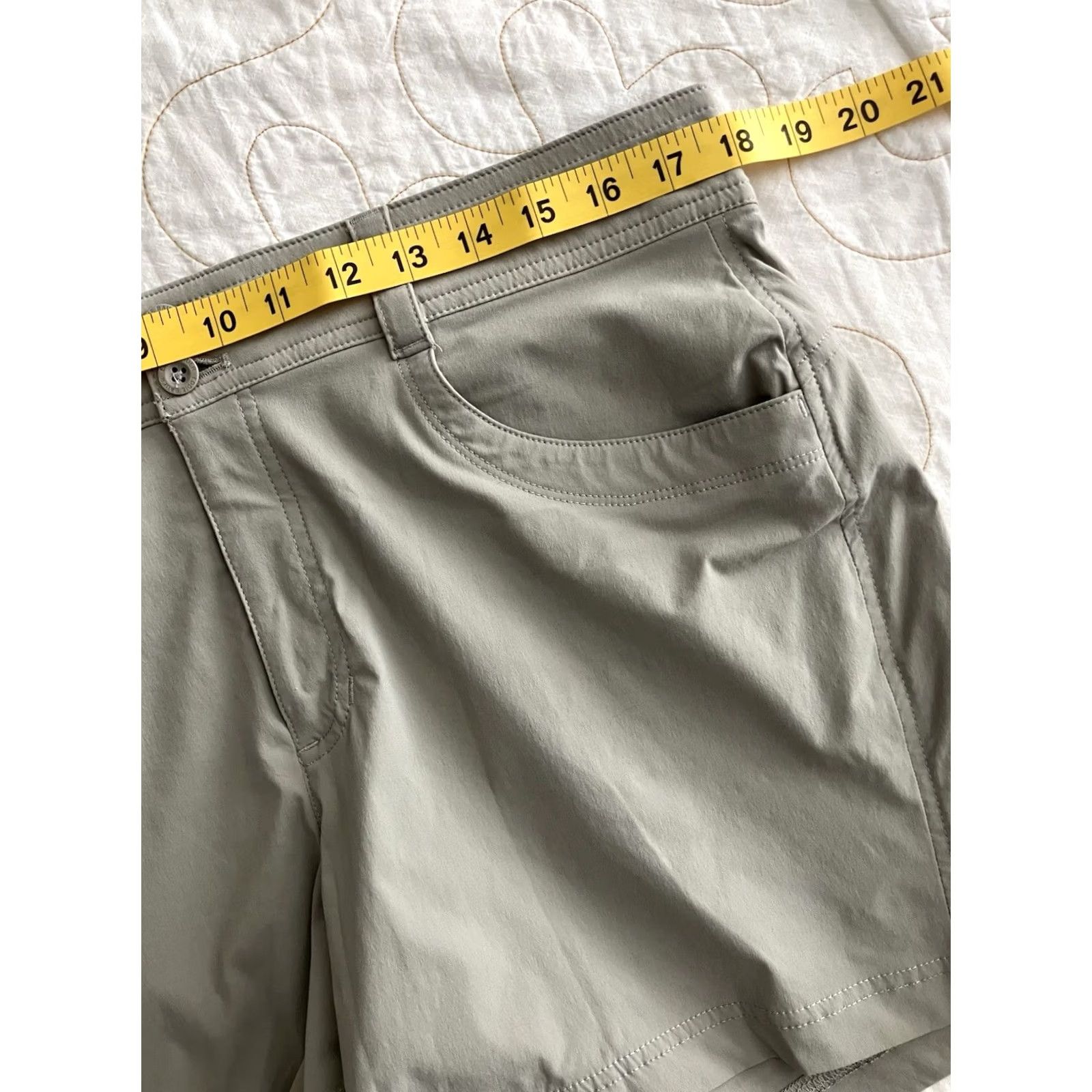 Eddie Bauer Eddie Bauer Shorts Nylon Stretch Khaki Tan 5" Inseam Womens Petite 14P Chino Flat Front Zip Womens Mens? Size 36" / US 14 / IT 50 - 4 Thumbnail