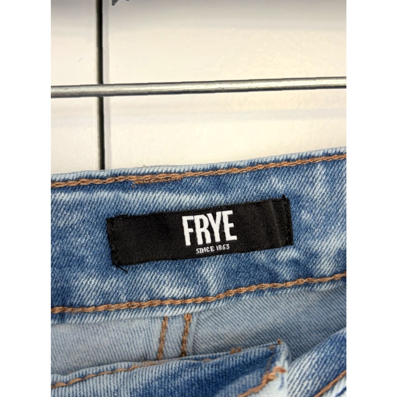 Frye FRYE Regular Fit Denim Light Blue Straight Jeans 5-Pocket Women’s sz 12/31 Size 24" / US 00 / IT 34 - 6 Thumbnail