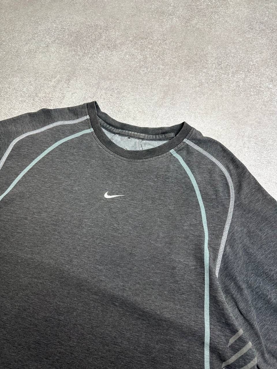 Nike Vintage Nike Central Swoosh Gray Y2K T-shirt L Size US L / EU 52-54 / 3 - 5 Thumbnail