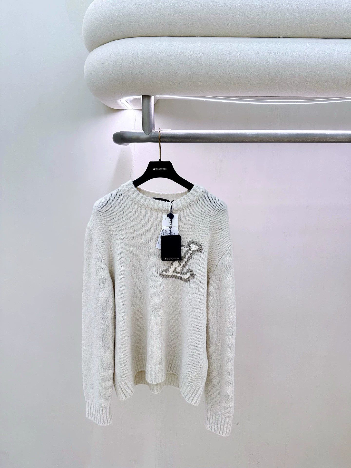 Louis Vuitton LV 26S white big logo wool sweater EUR 36 Size XS / US 0-2 / IT 36-38 - 1 Thumbnail