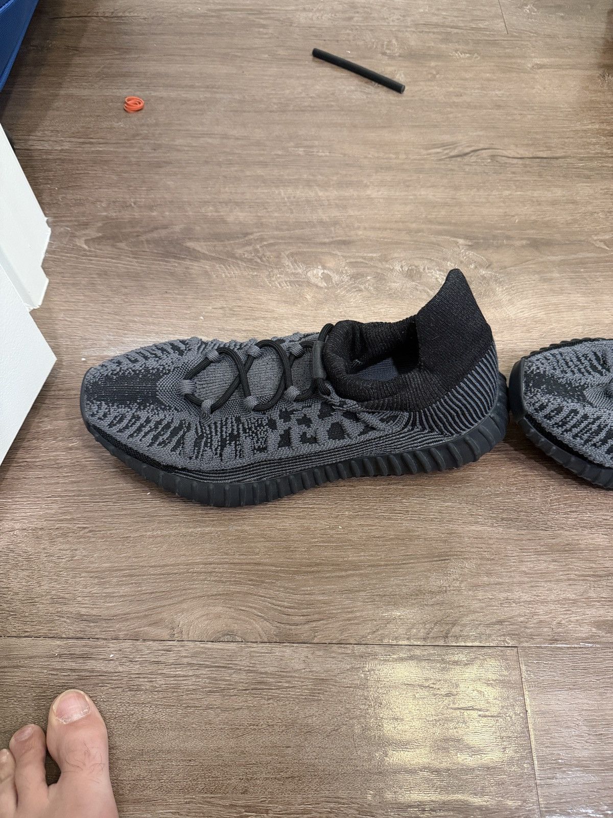 Yeezy Yeezy Boost 350 V2 sz 11 Size US 11 / EU 44 - 9 Thumbnail