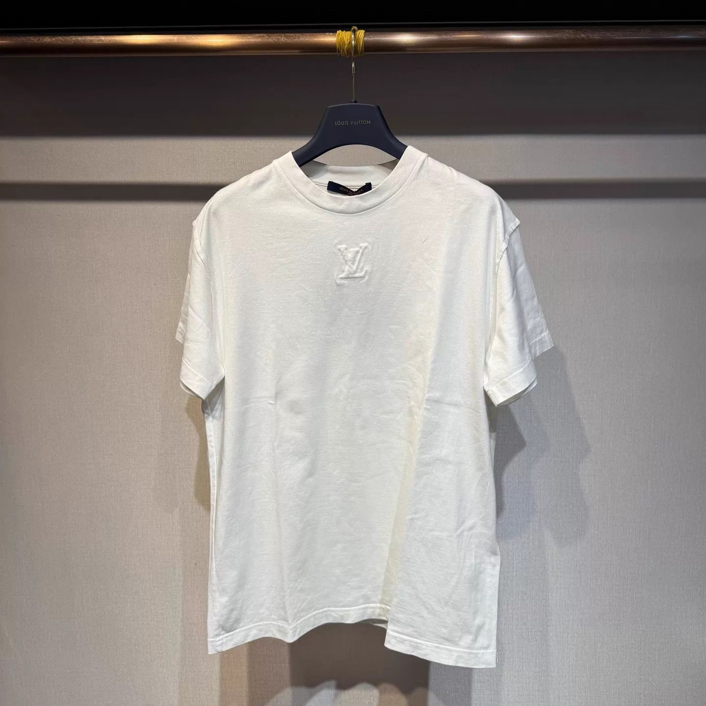 Louis Vuitton Louis Vuitton White Embossed Short Sleeve XS New 104B 68L Size US XS / EU 42 / 0 - 1 Thumbnail