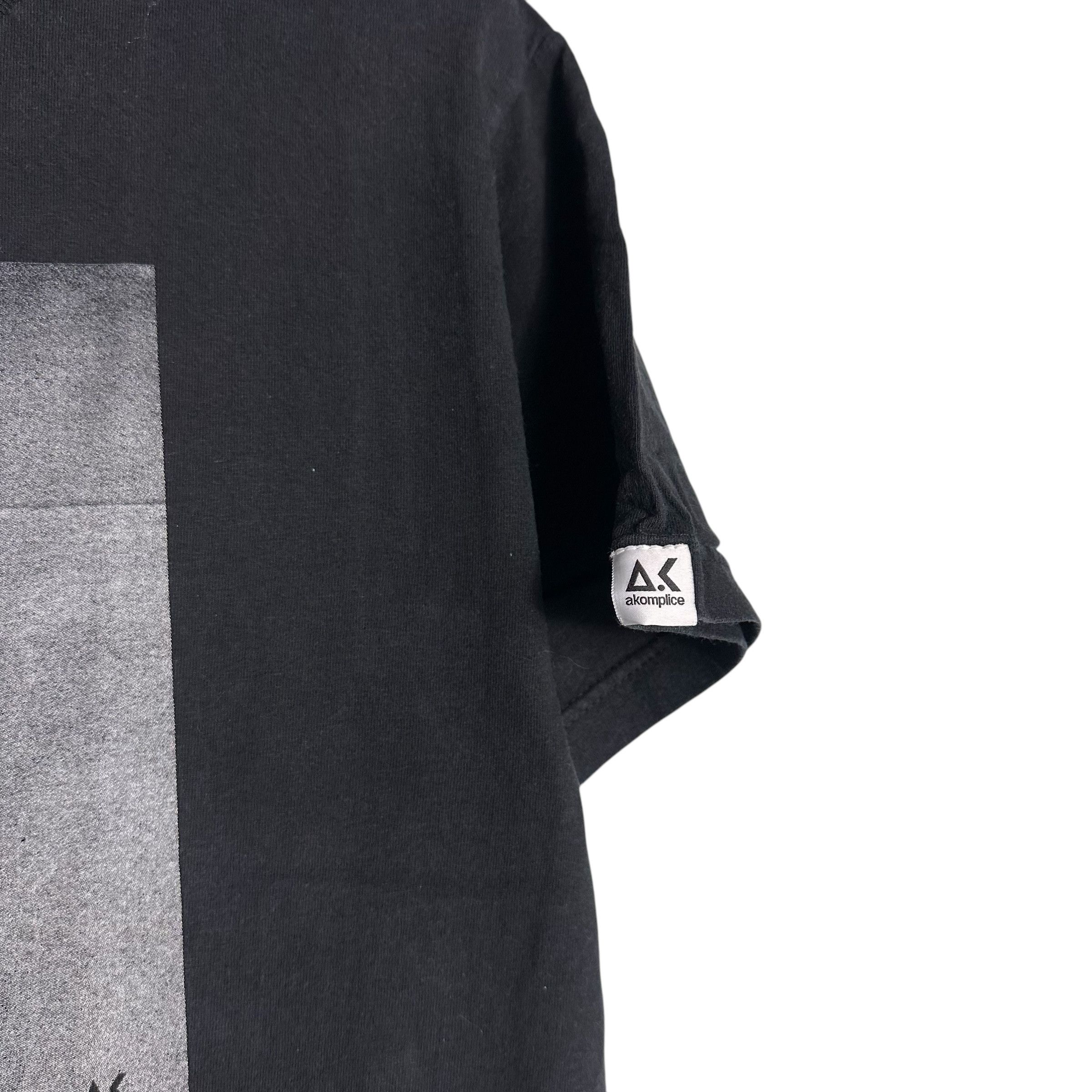 Akomplice 🔥RARE🔥Vintage Akomplice Bowzzoga Photographer T-Shirt Size US M / EU 48-50 / 2 - 3 Thumbnail