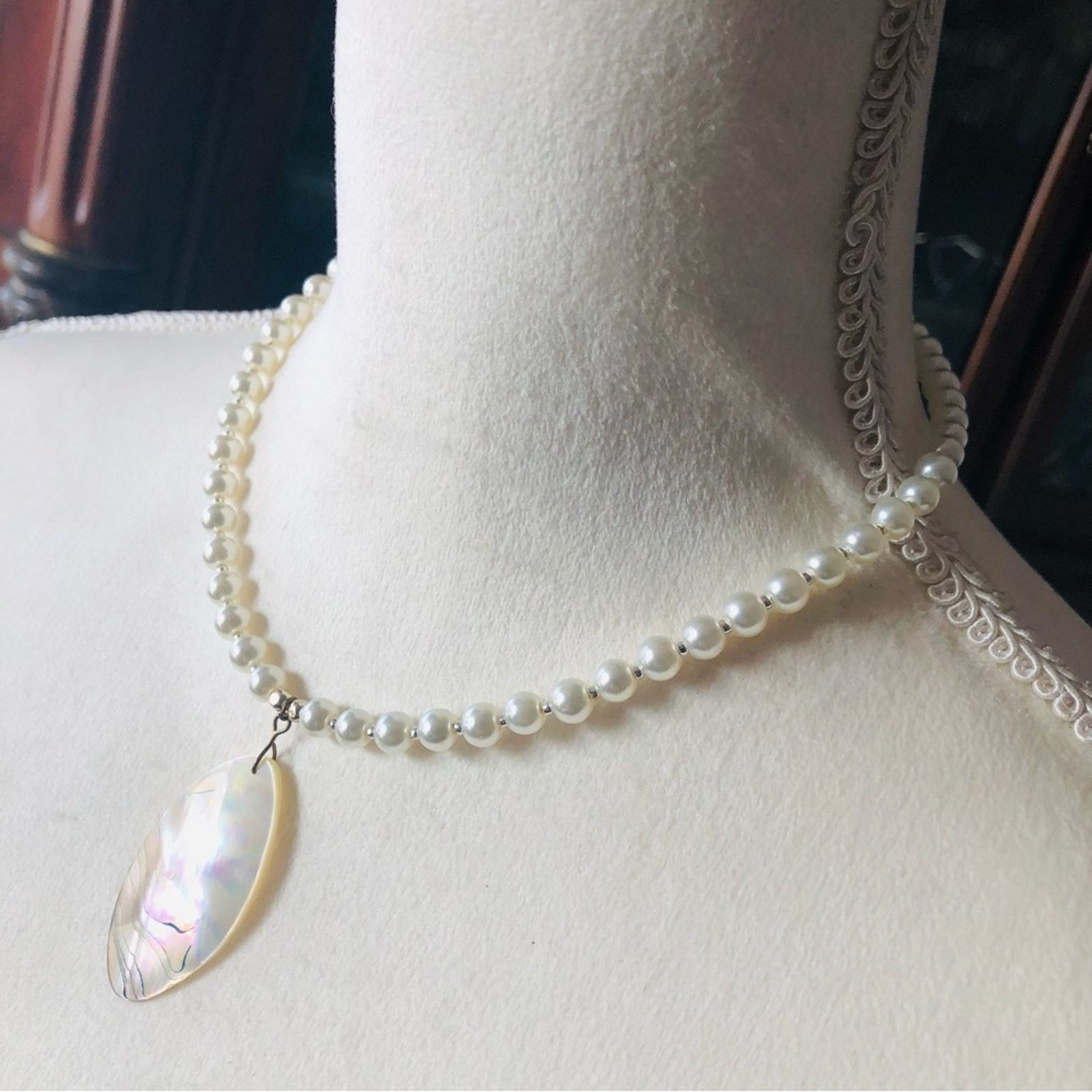 Handmade Handcrafted repurpose elegant shell pendant Pearl necklace Size ONE SIZE - 4 Thumbnail