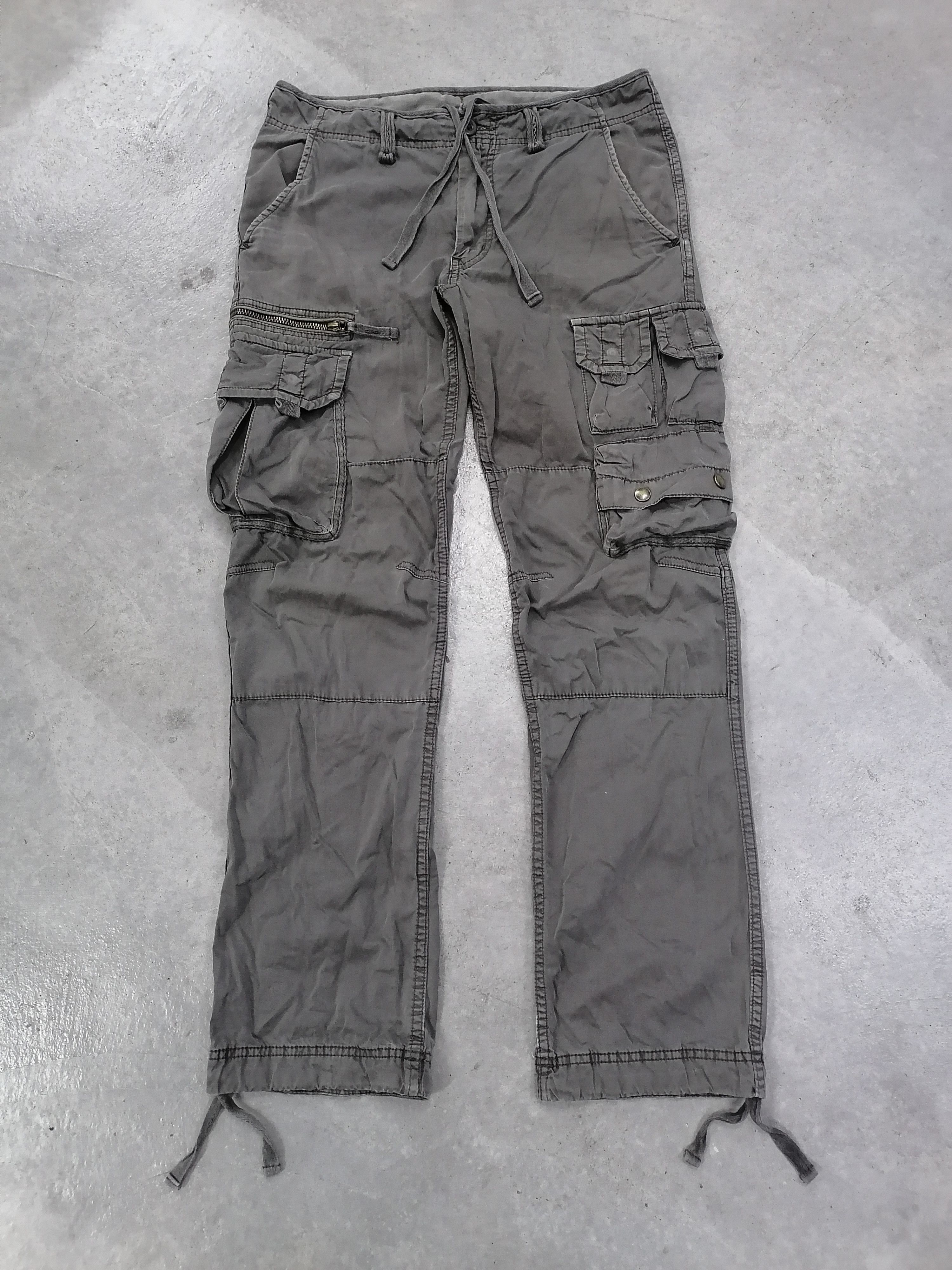 Japanese Brand Trashed Faded Uniqlo Utility Pocket Distressed Cargo Pants Size US 31 - 2 Thumbnail