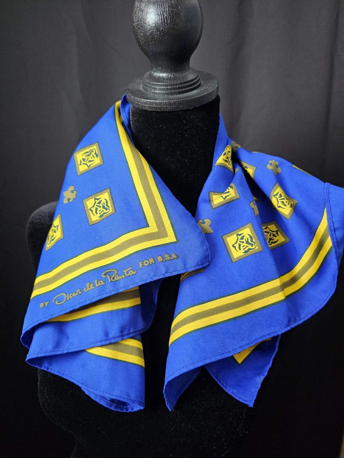 Oscar De La Renta Oscar De La Renta Scarf Blue Womens S Polyester 25 x 25 Size ONE SIZE - 1 Thumbnail