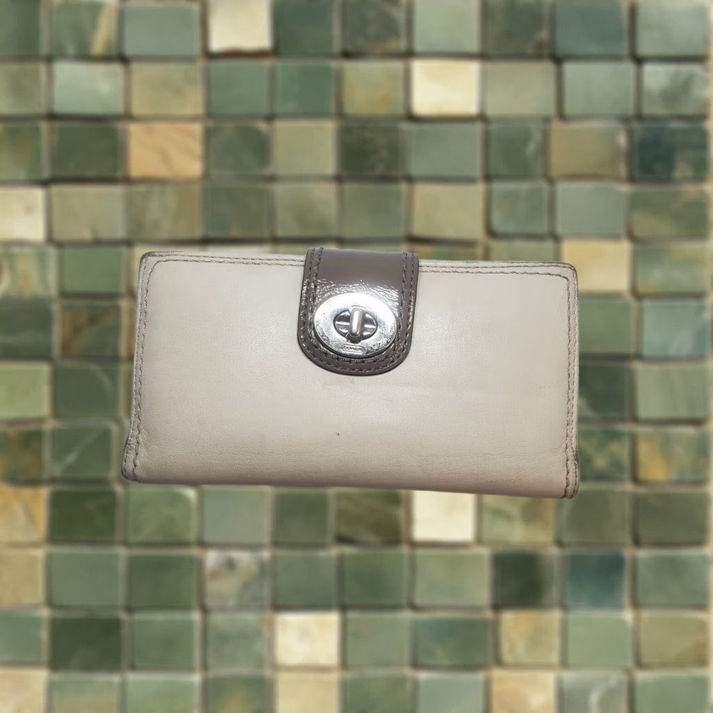 Coach VINTAGE Coach White Leather Bifold Wallet Checkbook Holder Turnlock Womens M Size ONE SIZE - 1 Thumbnail