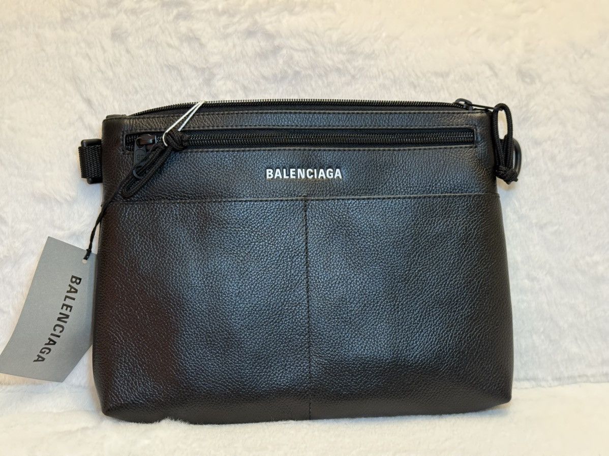 Balenciaga Balenciaga Grained Calfskin Explorer Crossbody Flat Pouch Size ONE SIZE - 1 Thumbnail