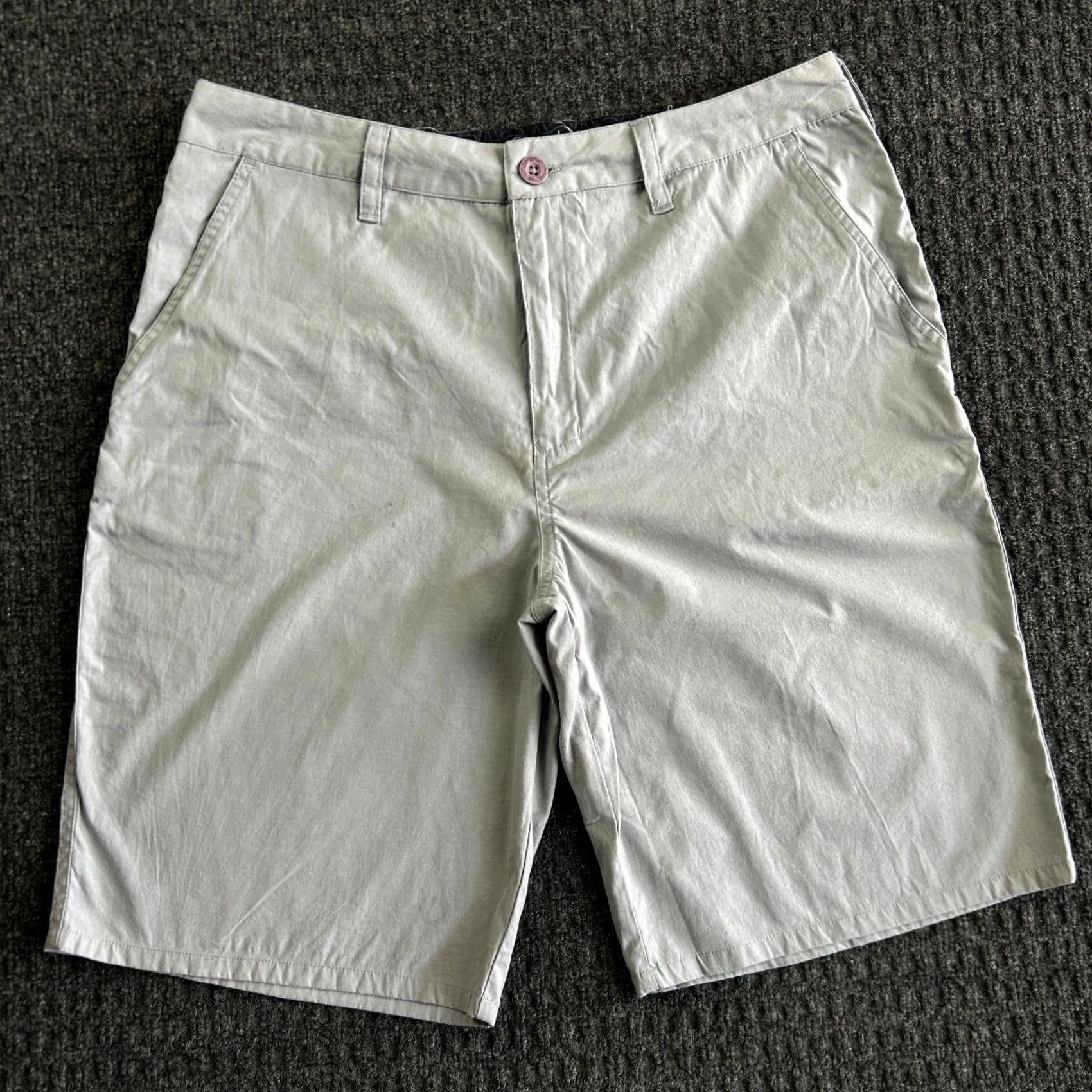 Hurley VINTAGE Hurley Chino Shorts 34 Gray Embroidered Spellout Skater Grunge Surf Men Regular 34 Gray 90s Y2K Vintage? Size US 34 / EU 50 - 3 Thumbnail