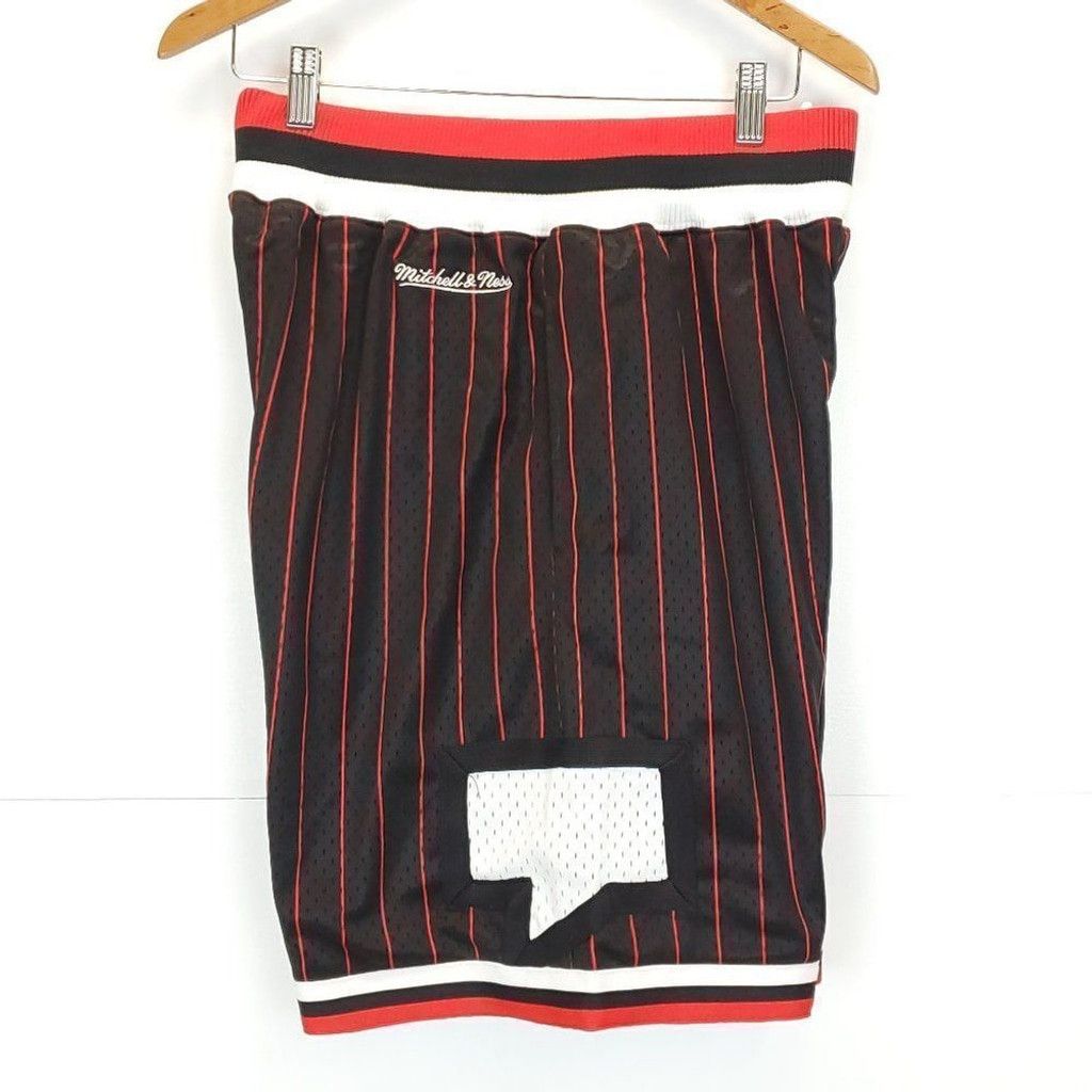 Mitchell & Ness Mitchell & Ness Men's Shorts Nice Kicks Talk Box Shorts Blk Size US 30 / EU 46 - 5 Thumbnail