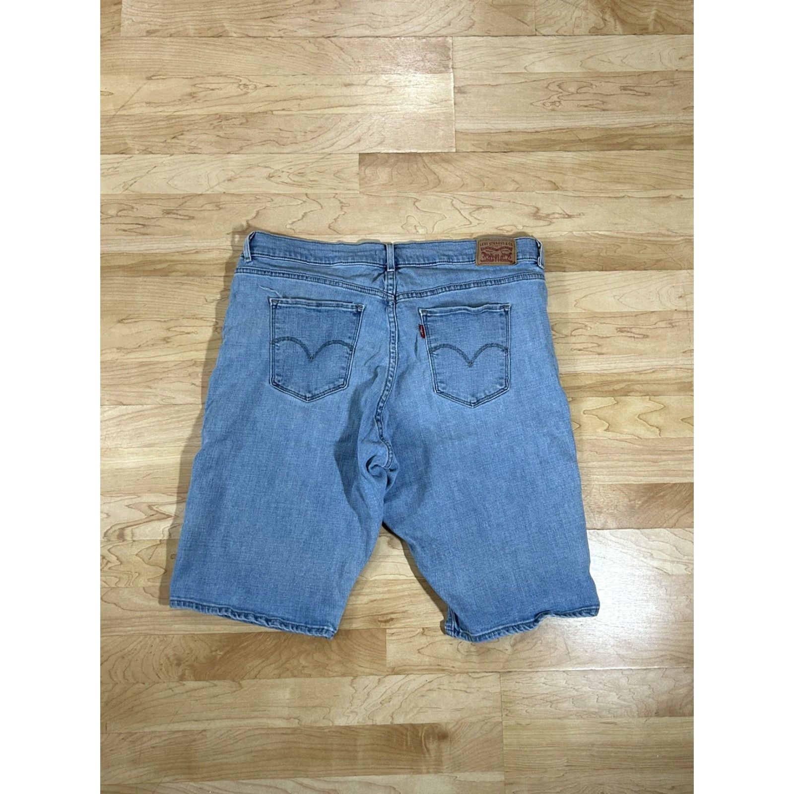Levi's Levi's Bermuda Womens Jeans Shorts Blue Denim Classic sz 33 Casual Walking Pockets Regular Rise Mid 8.5-10.5in Cotton Blend Denim Size 33 Women Size 24" / US 00 / IT 34 - 2 Thumbnail