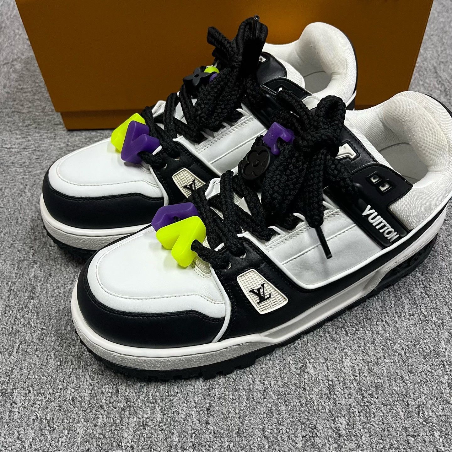 Louis Vuitton Louis Vuitton White Lowtop Sneakers 9 Men Size US 9 / EU 42 - 1 Thumbnail