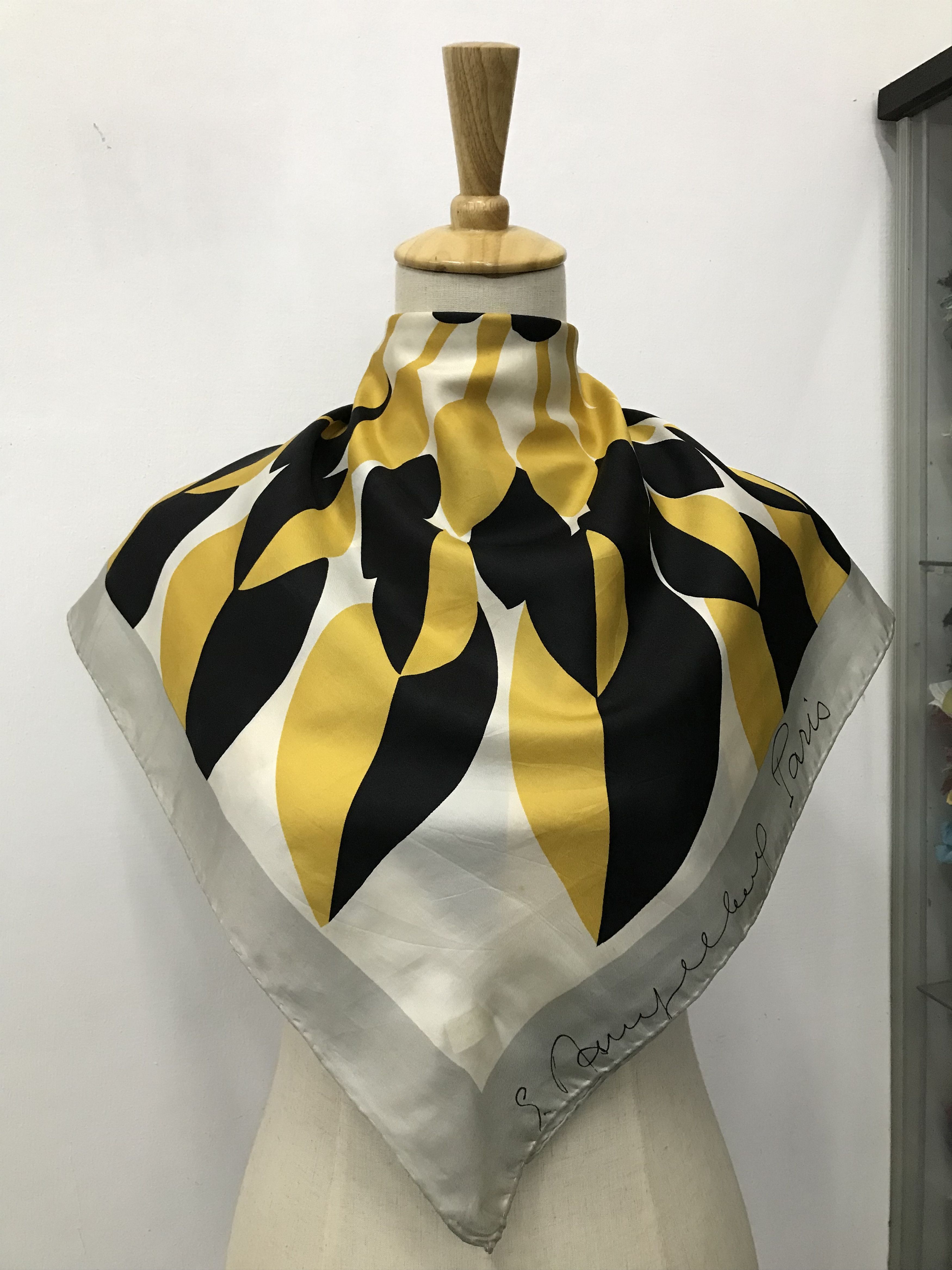 Vintage vintage Silk Scarf Size ONE SIZE - 1 Thumbnail
