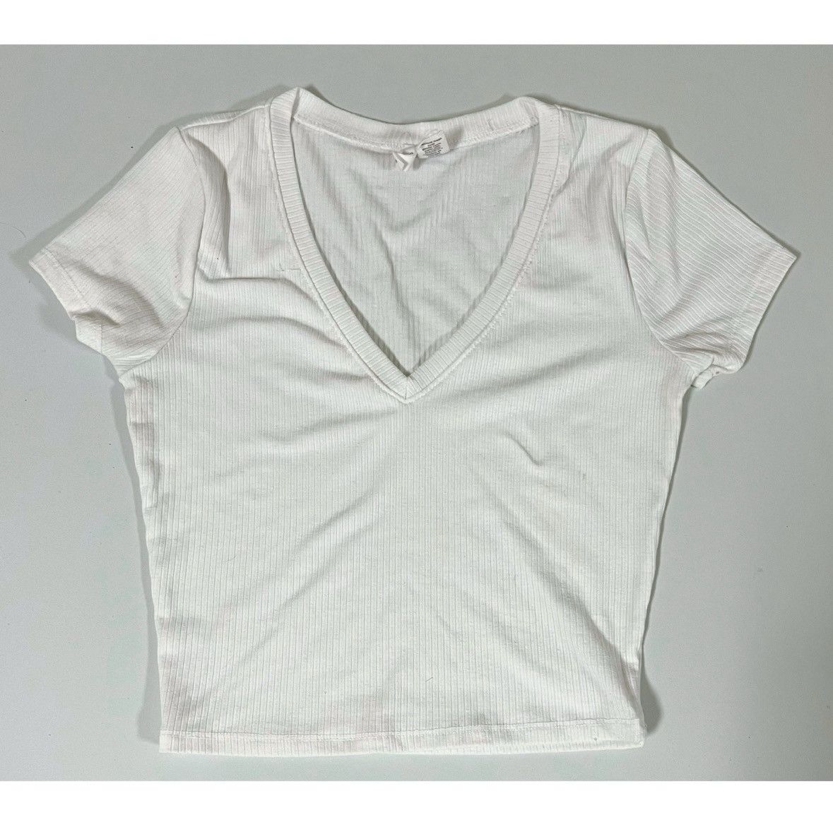 Tillys Tillys White Ribbed V-Neck Tee T-Shirt Top Blouse Size S 🤍 Size S / US 4 / IT 40 - 1 Thumbnail
