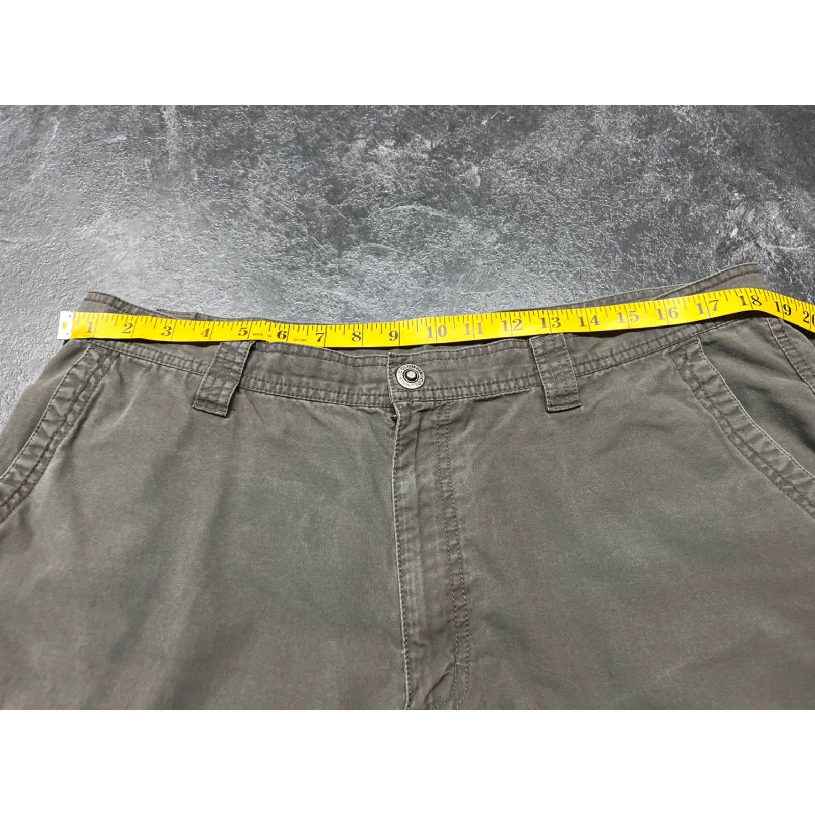 Vintage Columbia Cargo Shorts Mens 38W 9L Green Gray Outdoor Pockets Cotton Button Flat Front Regular Inseam 9in Size US 38 / EU 54 - 4 Thumbnail