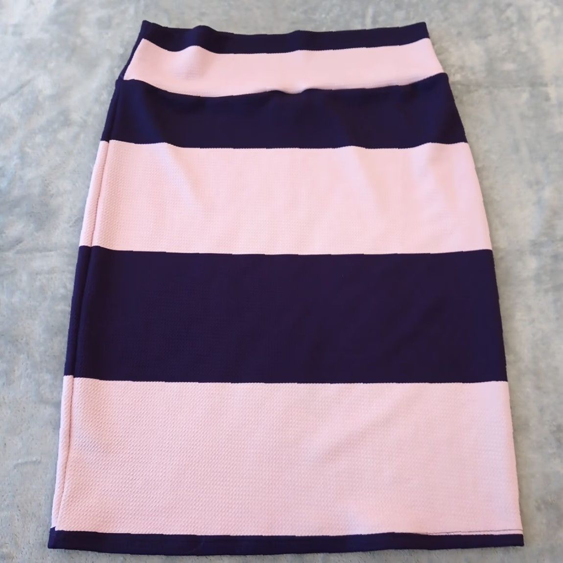 Vintage LuLaRoe Skirt Knee Length Purple Pink Striped Pull On L Women Casual Knit Polyester Spandex Stretch Pencil Vintage No Size 36" / US 14 / IT 50 - 6 Thumbnail