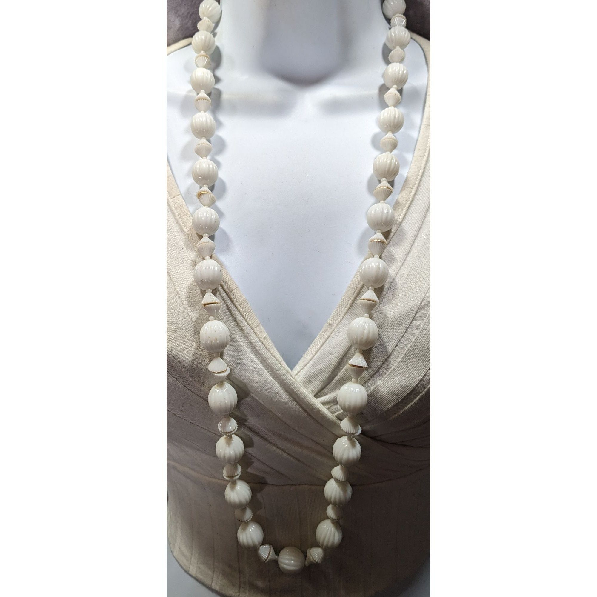 Other Vintage Retro White Beaded Necklace With Gold Accents Size ONE SIZE - 4 Thumbnail
