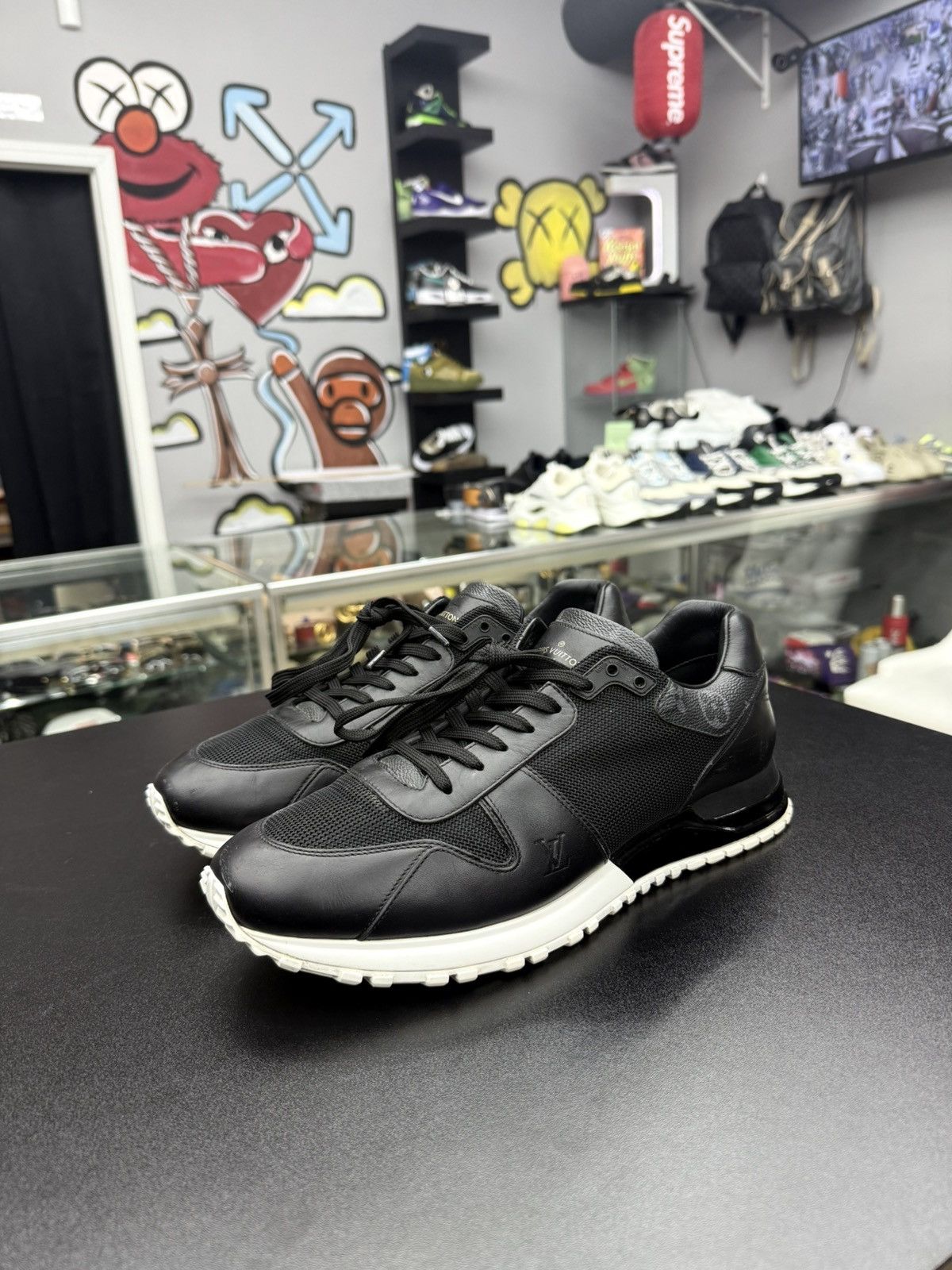 Louis Vuitton Louis Vuitton Run away black monogram sneaker sz 9LV / 10US Size US 10 / EU 43 - 4 Thumbnail