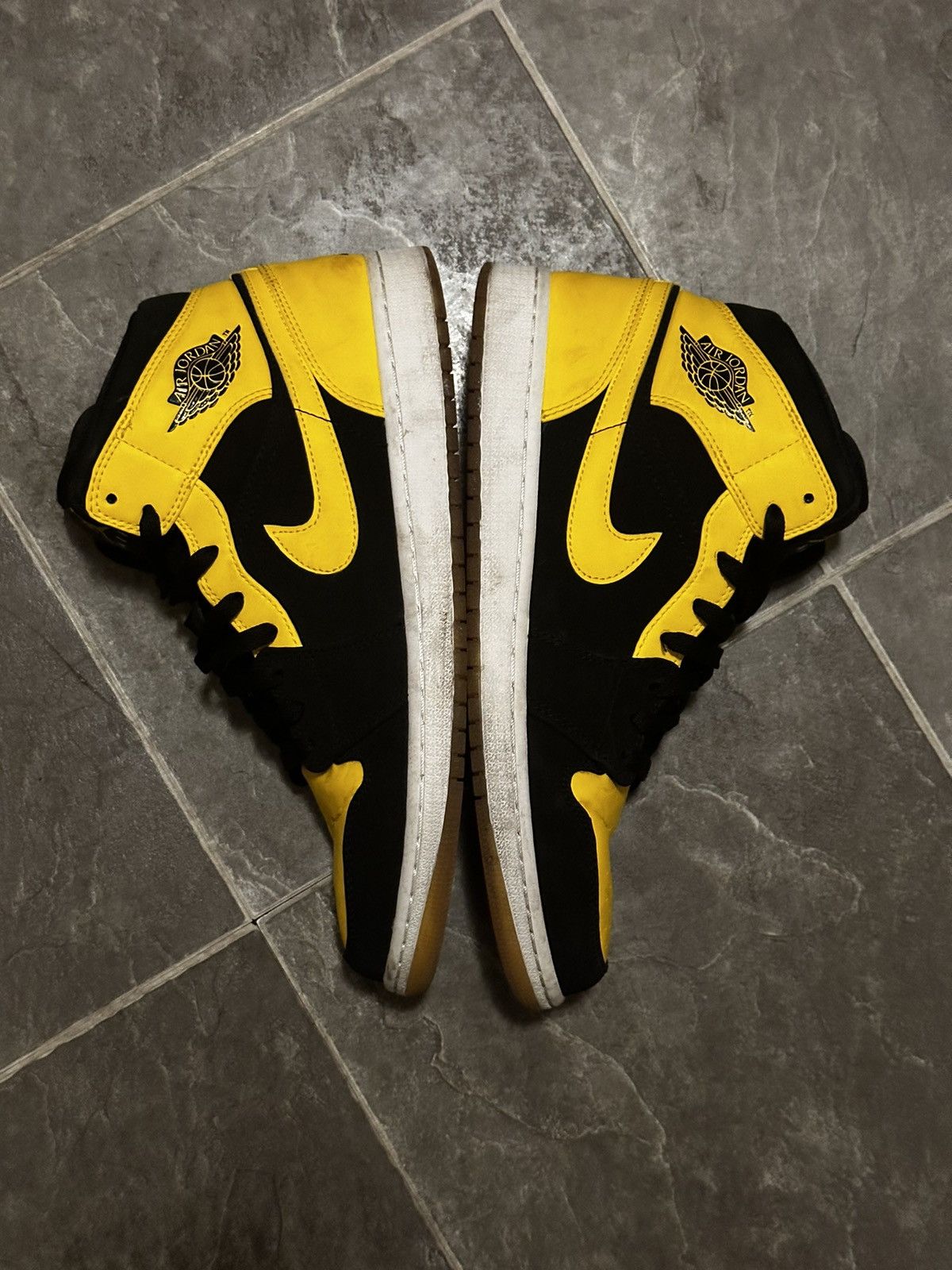 Jordan Brand Retro 1 Mid New Love Size 11 Size US 11 / EU 44 - 1 Thumbnail
