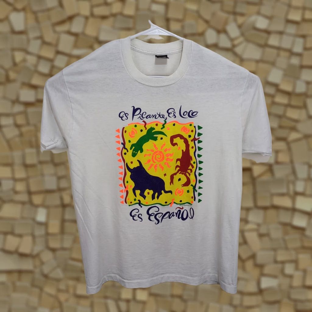Fruit Of The Loom VINTAGE Fruit of the Loom T-Shirt 90s Es Picante Loco Spanish Graphic Art Tee XL White Short Sleeve Unisex Adults Mens Womens Size US XL / EU 56 / 4 - 1 Thumbnail