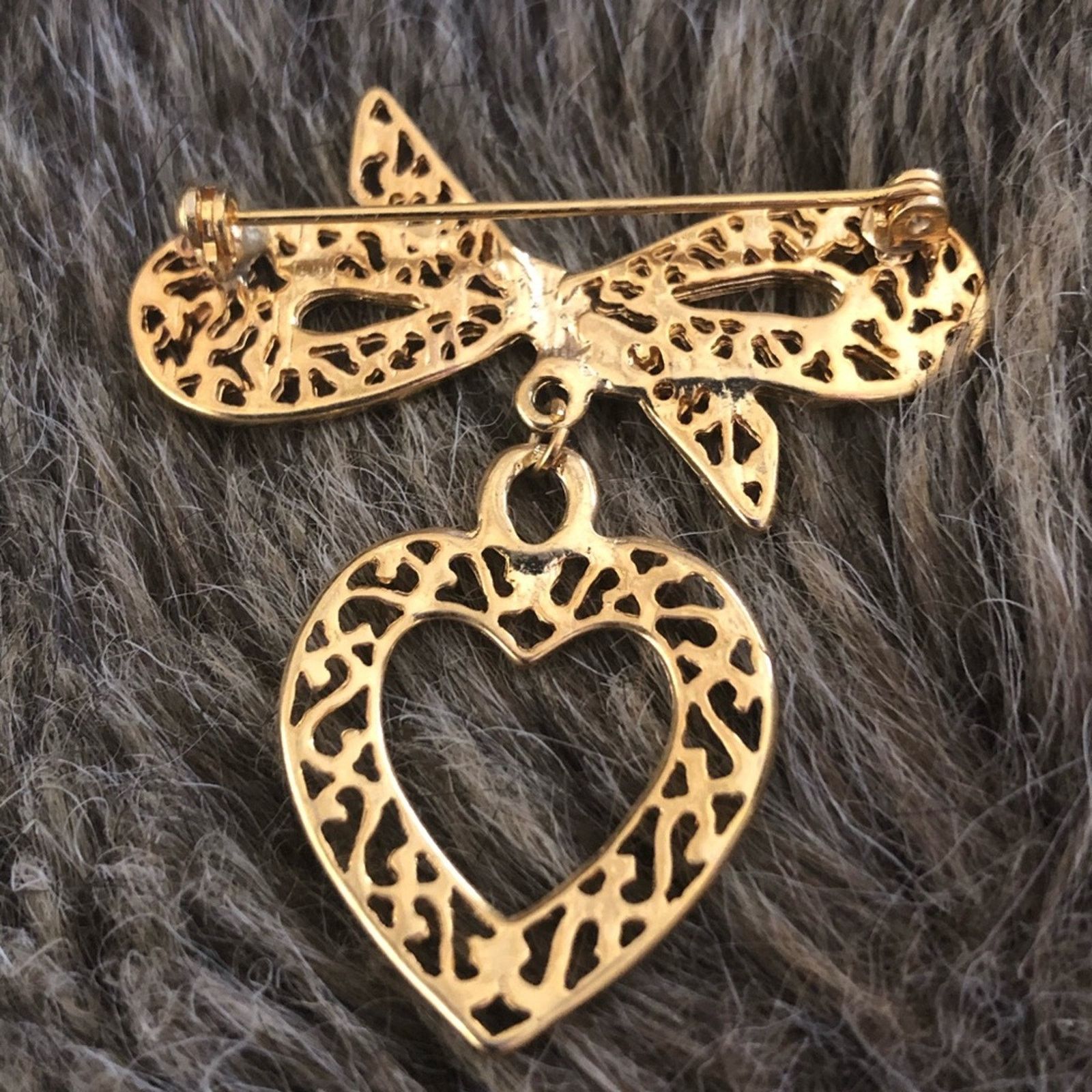 Vintage Vintage gold filigree bow with dangle heart brooch Size ONE SIZE - 2 Thumbnail