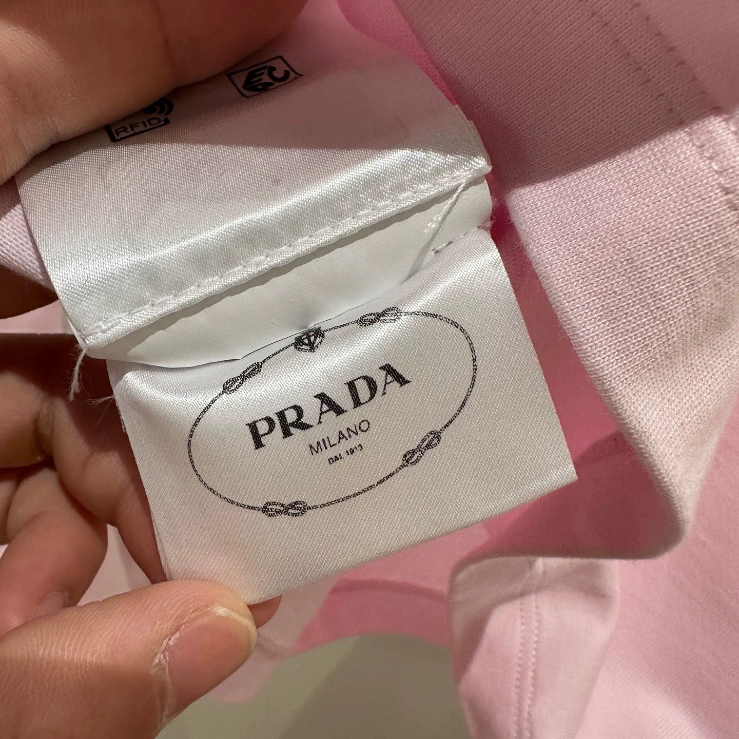 Prada Prada apr654 Embroidered Slogan Polo LS XS Size XS / US 0-2 / IT 36-38 - 4 Thumbnail