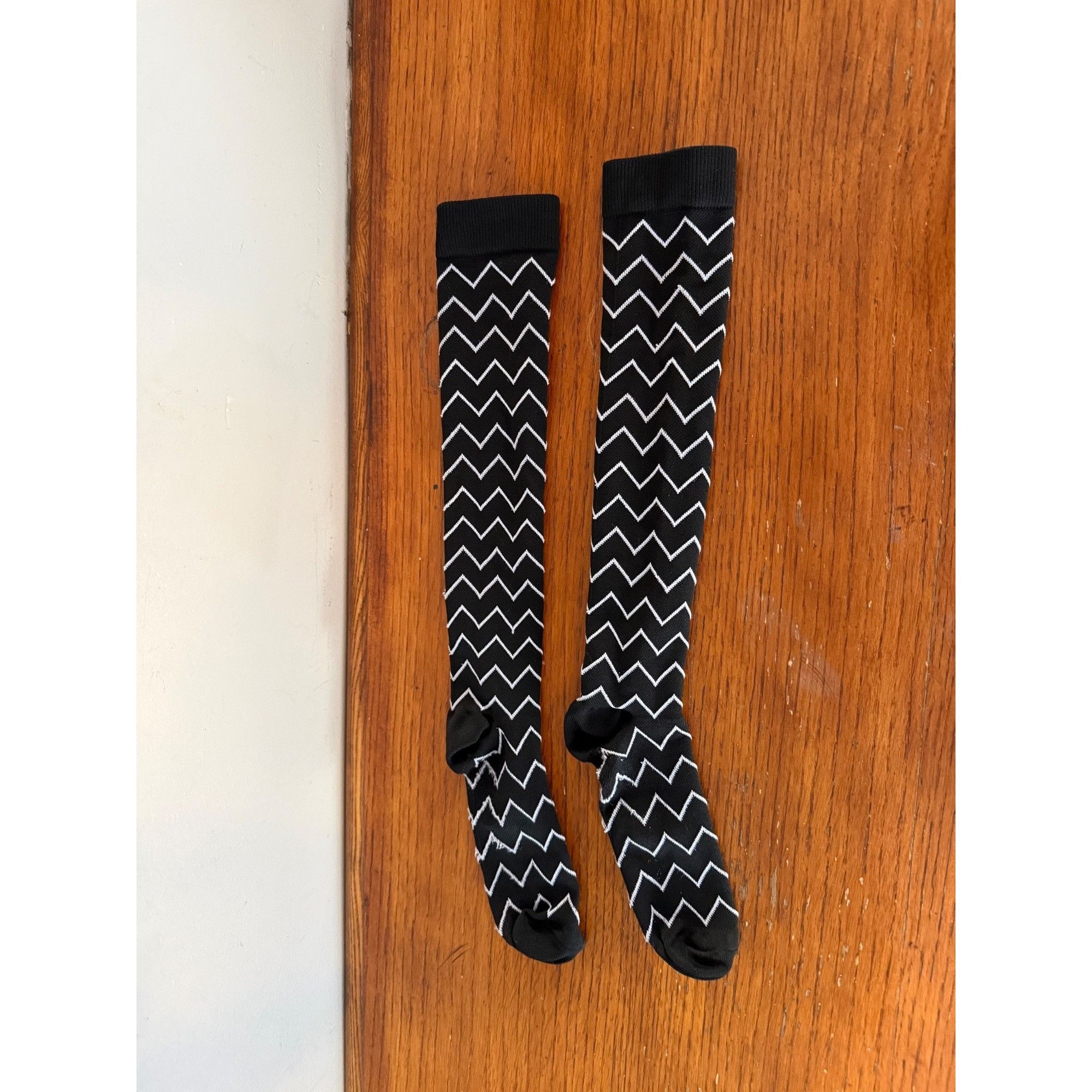 Other Black & White Zigzag Pattern Knee-High Socks Size ONE SIZE - 2 Thumbnail