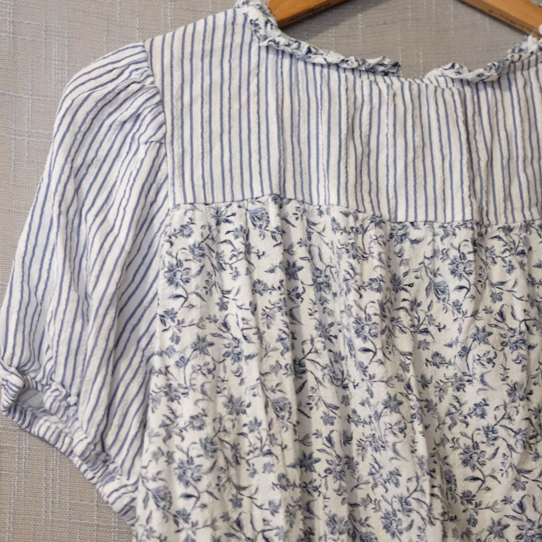American Eagle Outfitters **EUC American Eagle Floral Crop Navy/White Women's XL Blouse** User: EUC American Eagle Floral Crop Navy/White Women's XL Blouse Size XL / US 12-14 / IT 48-50 - 6 Thumbnail