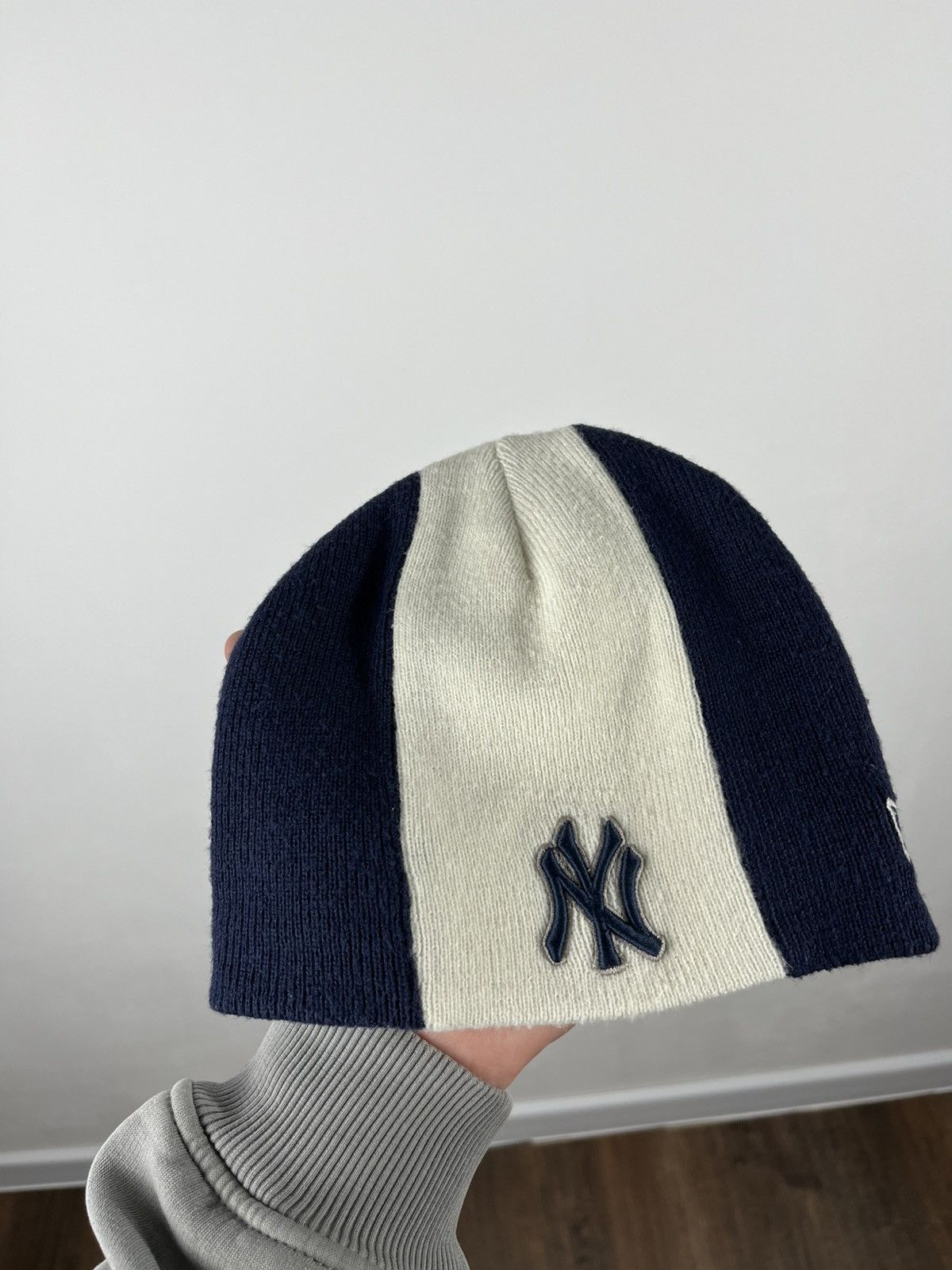 New York Yankees New Era Yankees Two-Tone Beanie Navy White MLB Logo Size ONE SIZE - 2 Thumbnail