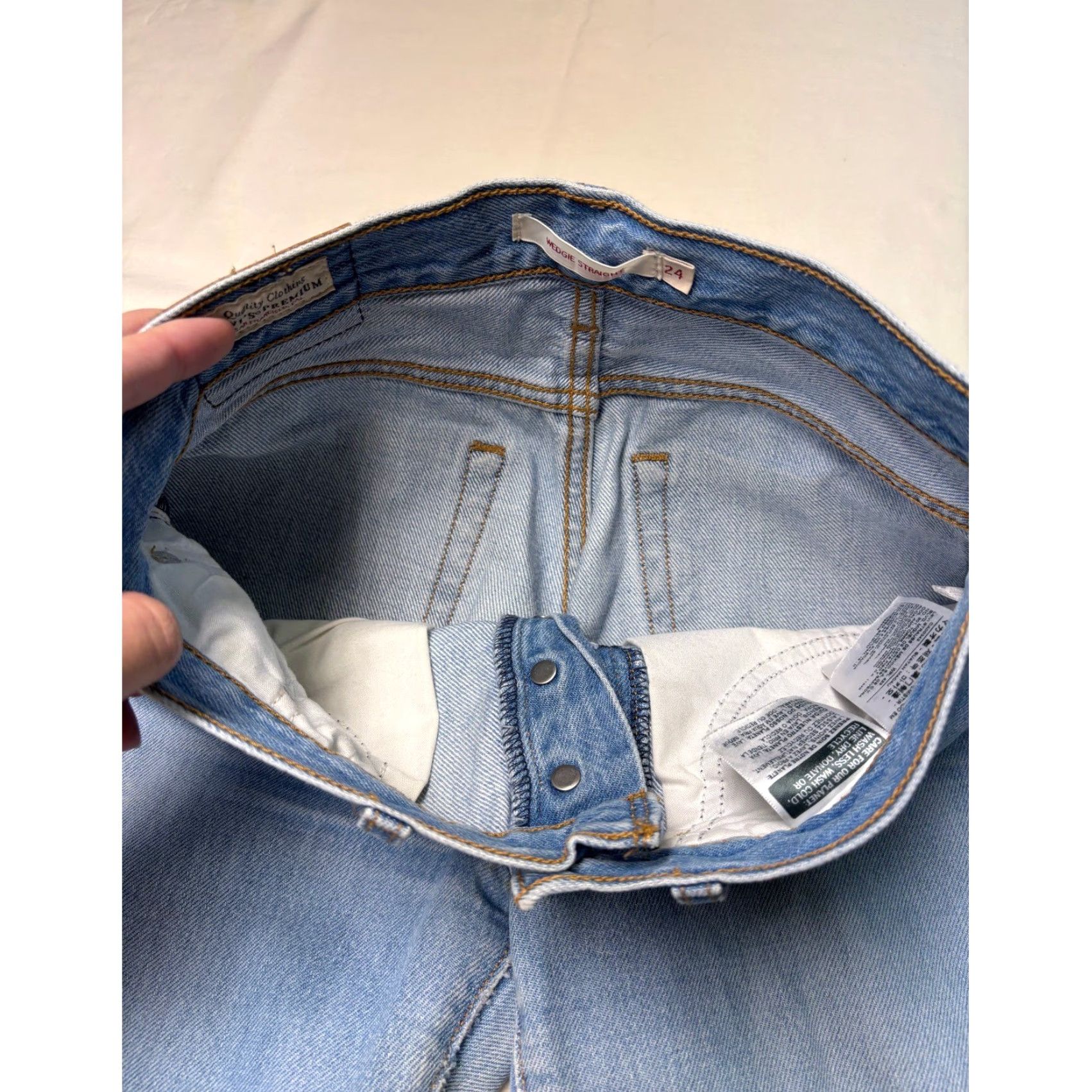 Levi's Levi's Premium Wedgie Straight Jeans Light Wash 24" W24 L24 100% Cotton Distressed Women High Rise with Pockets Vintage N/A Size 42" / US 20 - 4 Thumbnail