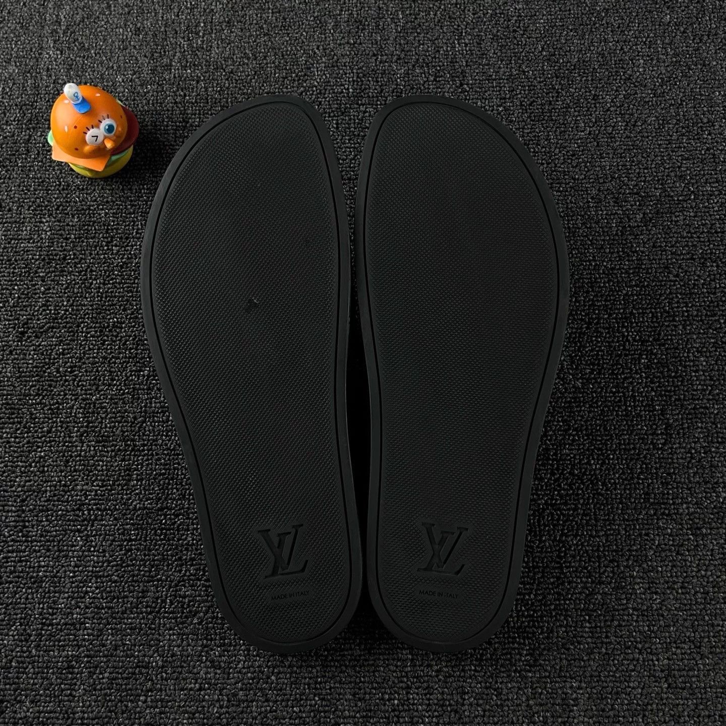 Louis Vuitton Louis Vuitton Rainbow Logo Slides Size 43 Size US 9 / EU 42 - 6 Thumbnail