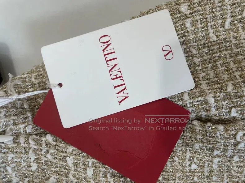 Valentino Valentino Gold shorts, classic little fragrance design Size 37" - 5 Thumbnail