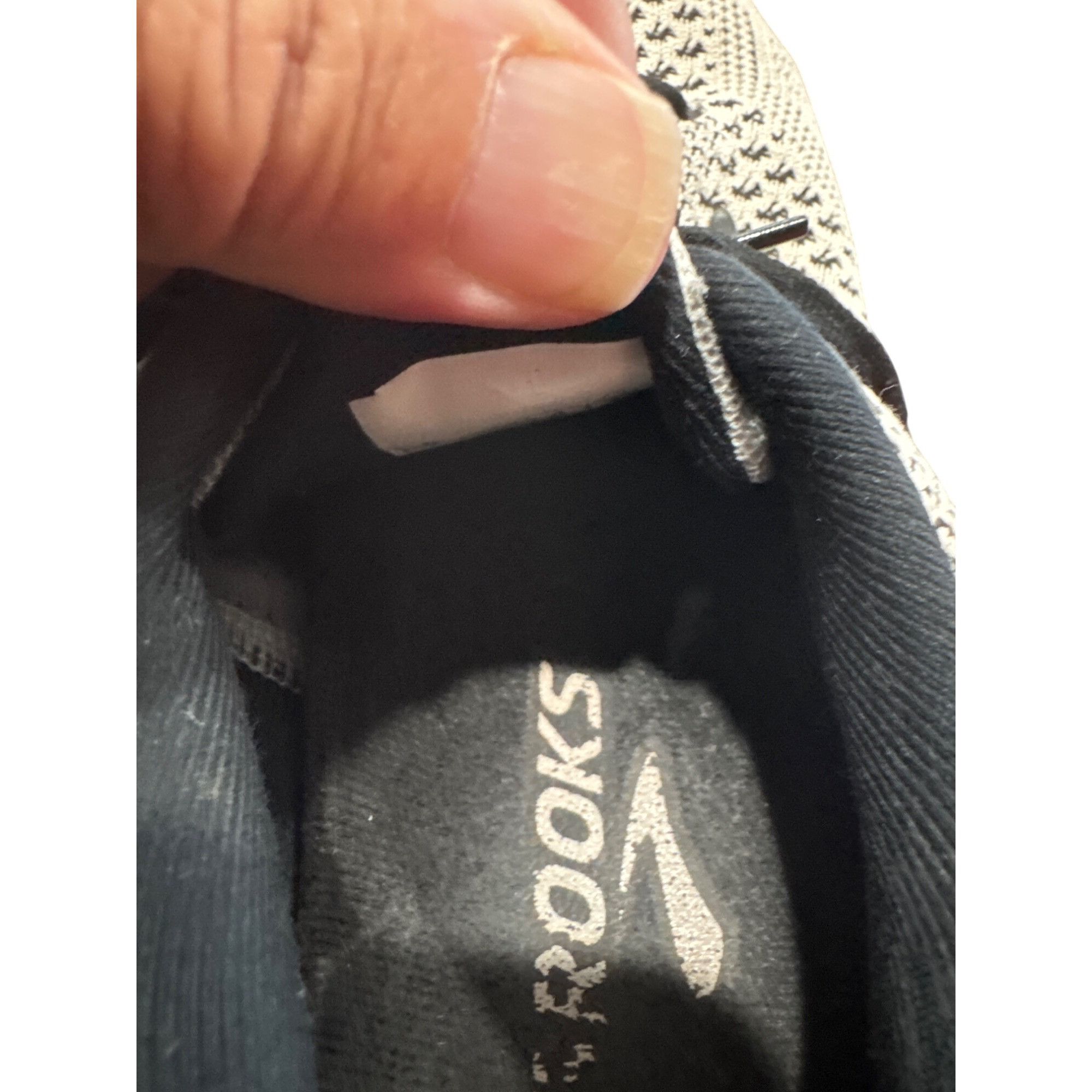 Brooks Brooks Revel 4 Womens white black running sneakers shoes siz Size US 6 / IT 36 - 12 Thumbnail