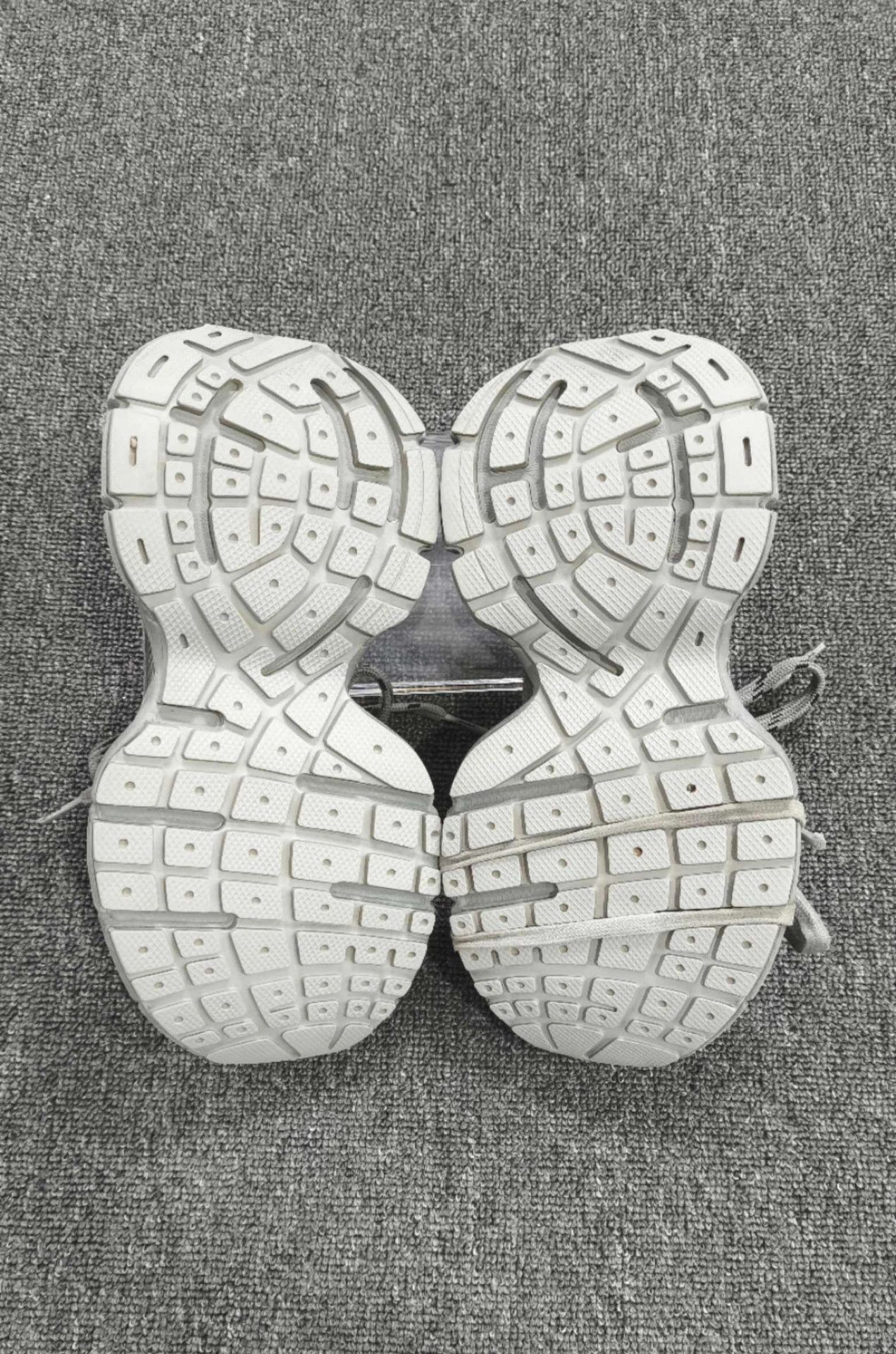 Balenciaga Balenciaga Women's White Gray Dad Shoe 35 Size US 5 / IT 35 - 6 Thumbnail
