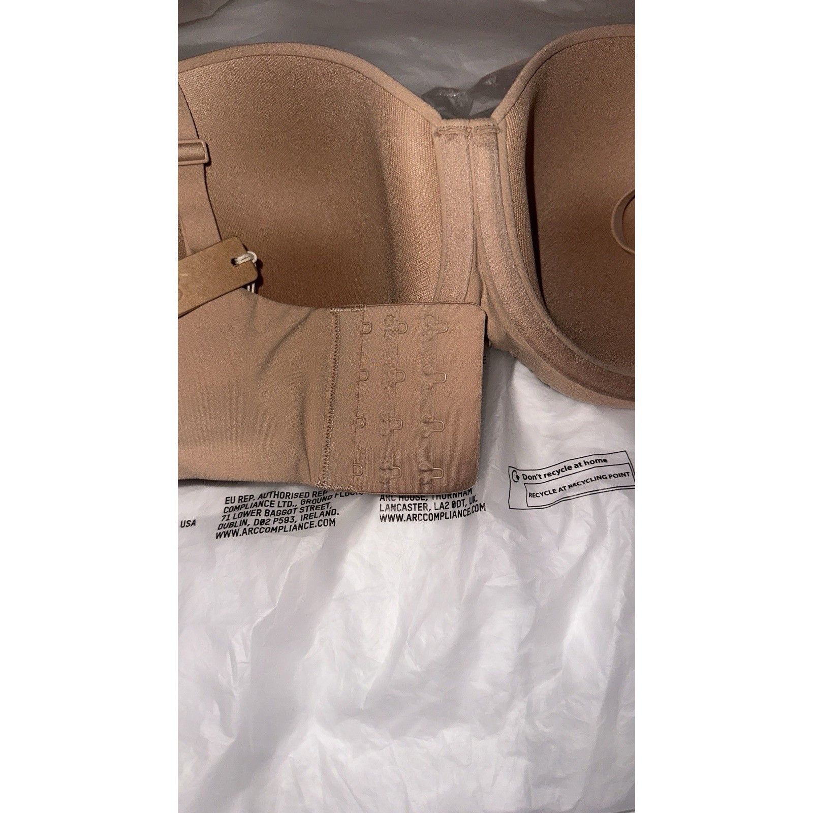 SKIMS NWT SKIMS FITS EVERYBODY STRAPLESS BRA Size ONE SIZE - 3 Thumbnail