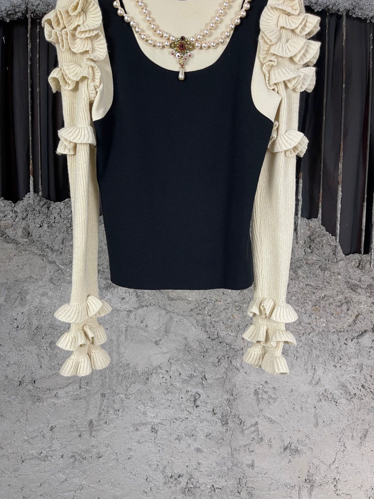 Gucci Gucci Pearl Sweater XXS 99 New Tag Removed Size XXS / US 00 / IT 34 - 4 Thumbnail