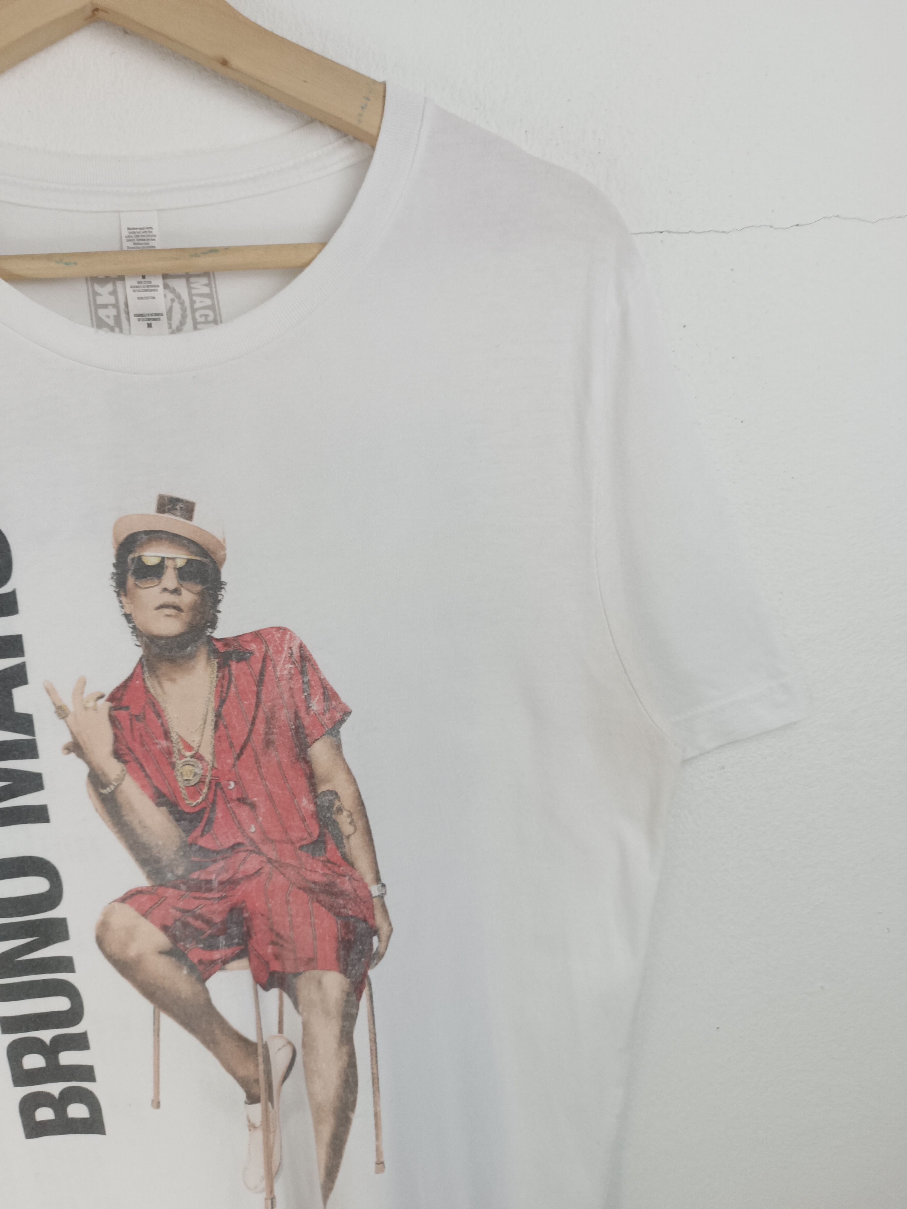 Rap Tees VINTAGE BRUNO MARS 2017 MAGIC TOUR TEE weeknd gaga drake Size US M / EU 48-50 / 2 - 5 Thumbnail