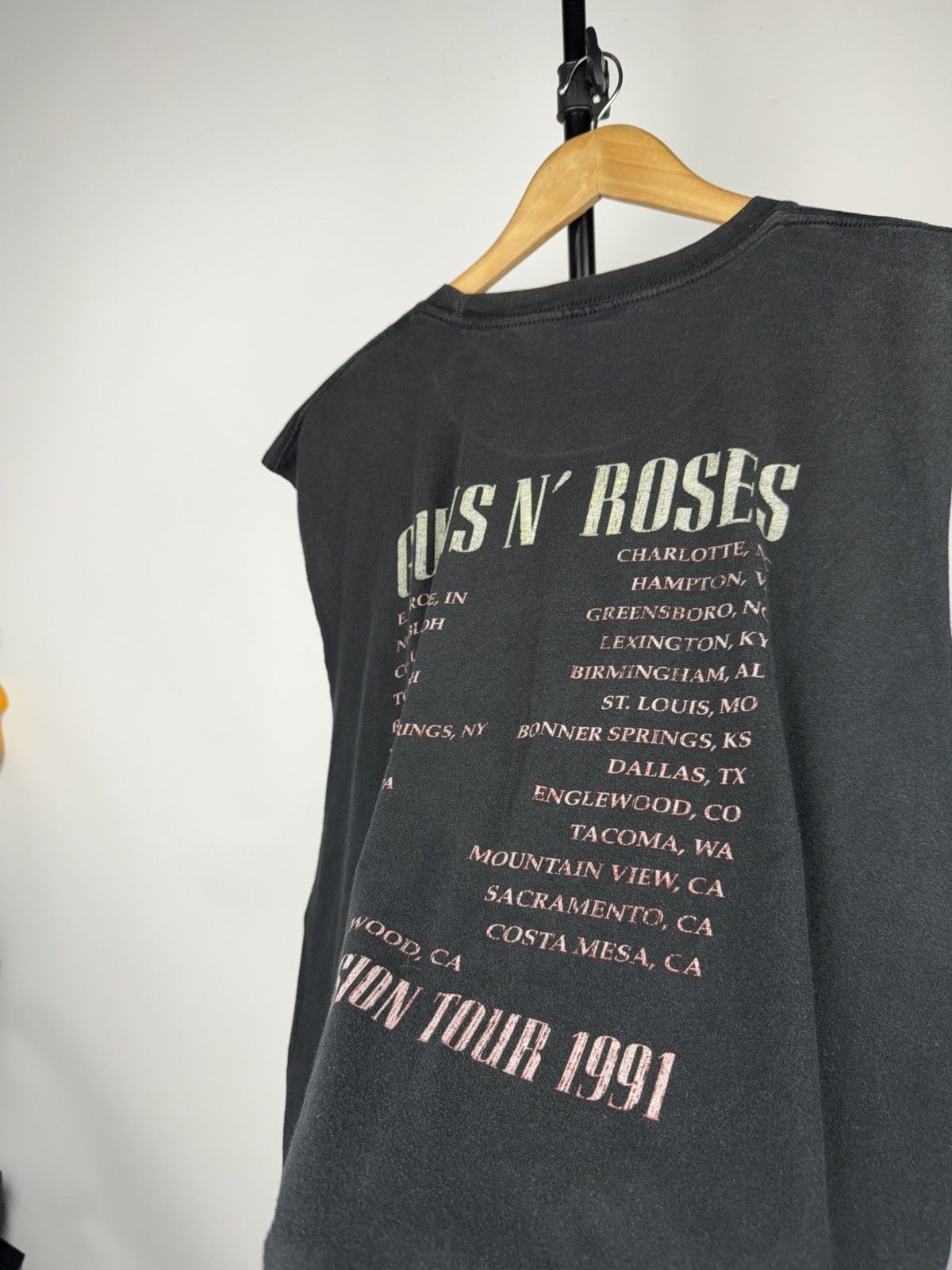 Guns N' Roses 2018 Guns N’ Roses Civil War Cut Off Sleeveless Tee M/L Size US L / EU 52-54 / 3 - 10 Thumbnail
