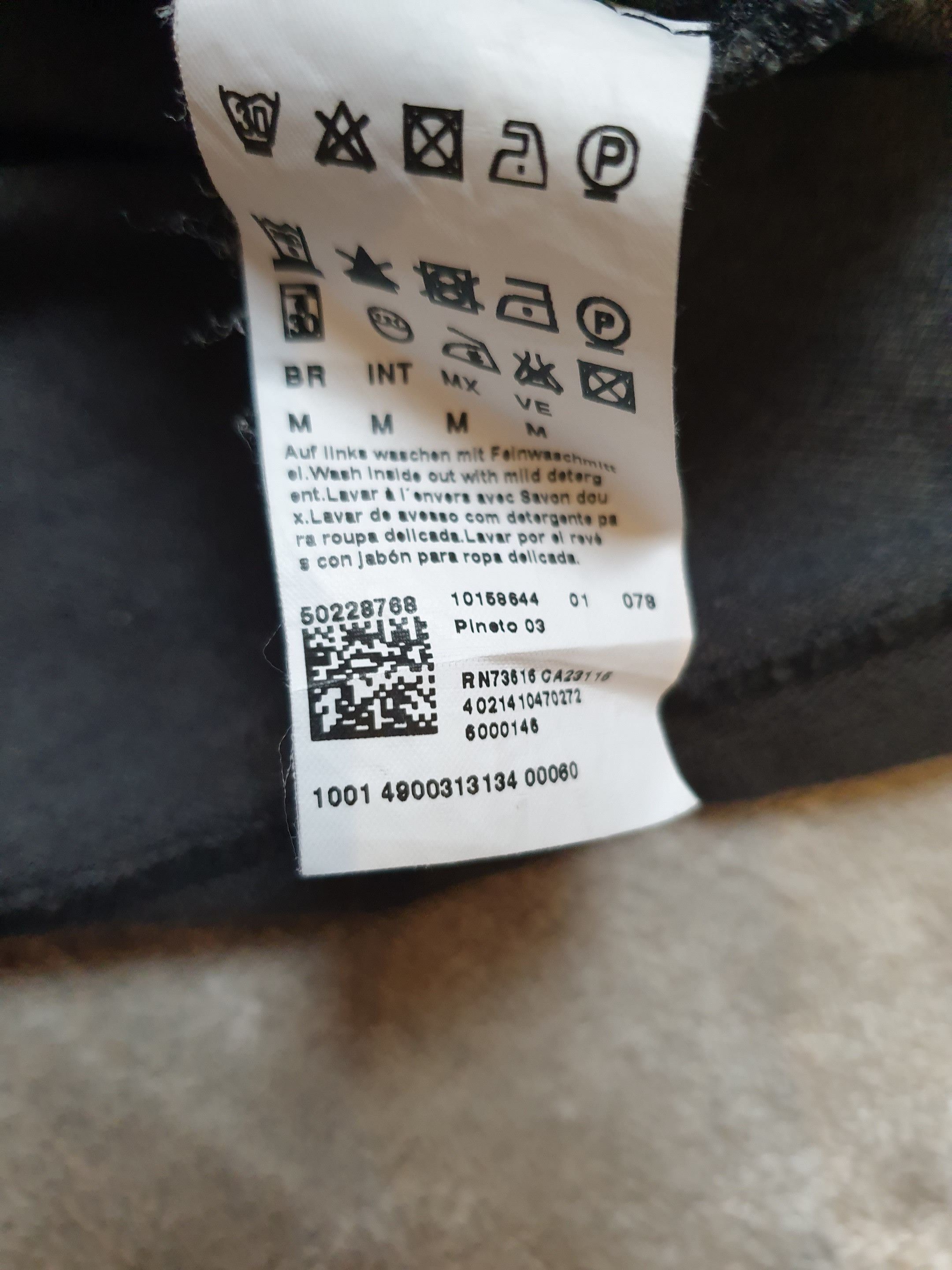 Hugo Boss Longsleeve. Tags on buttons. Size US M / EU 48-50 / 2 - 4 Thumbnail
