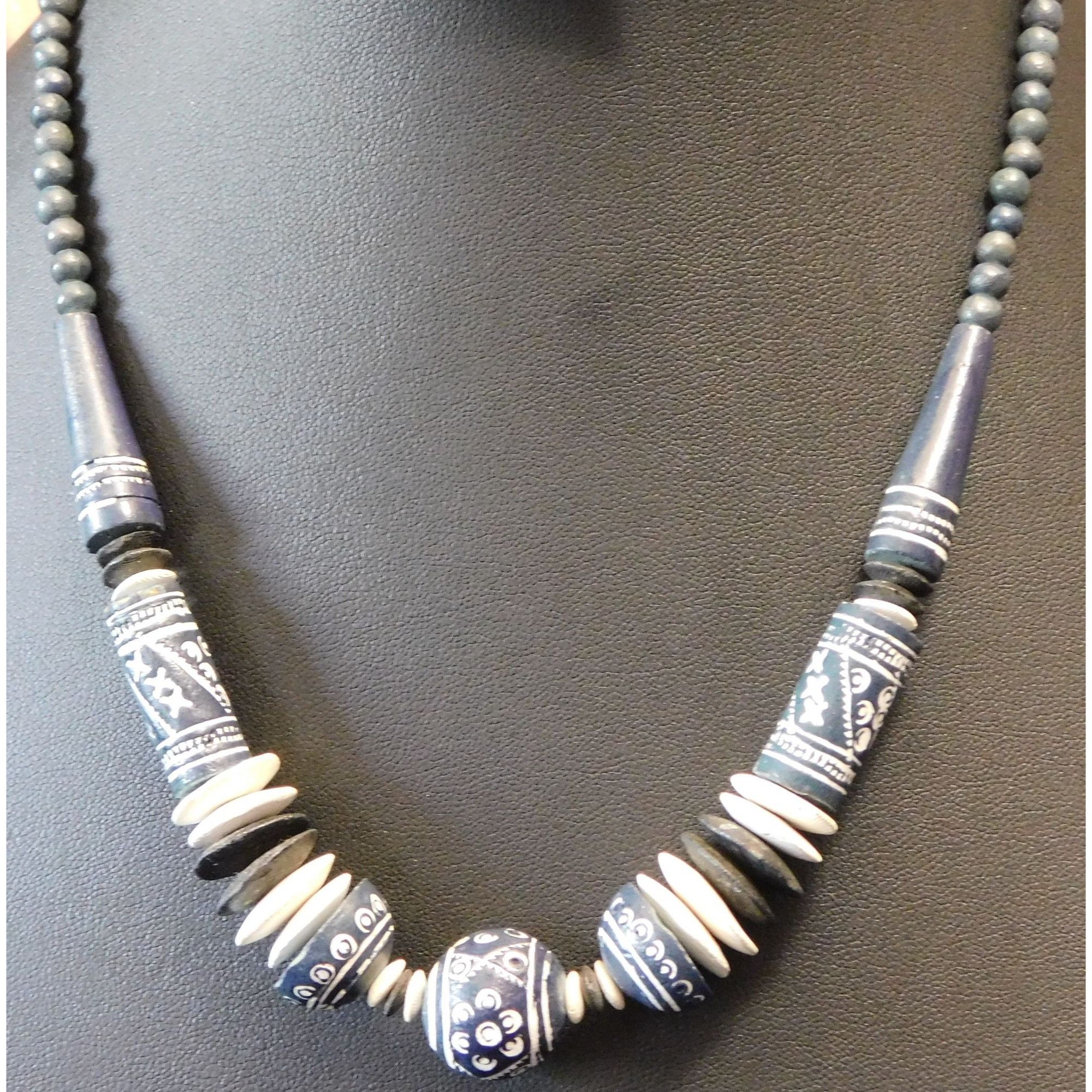 Other Vintage Blue And White Floral Carved Beaded Necklace Size ONE SIZE - 3 Thumbnail