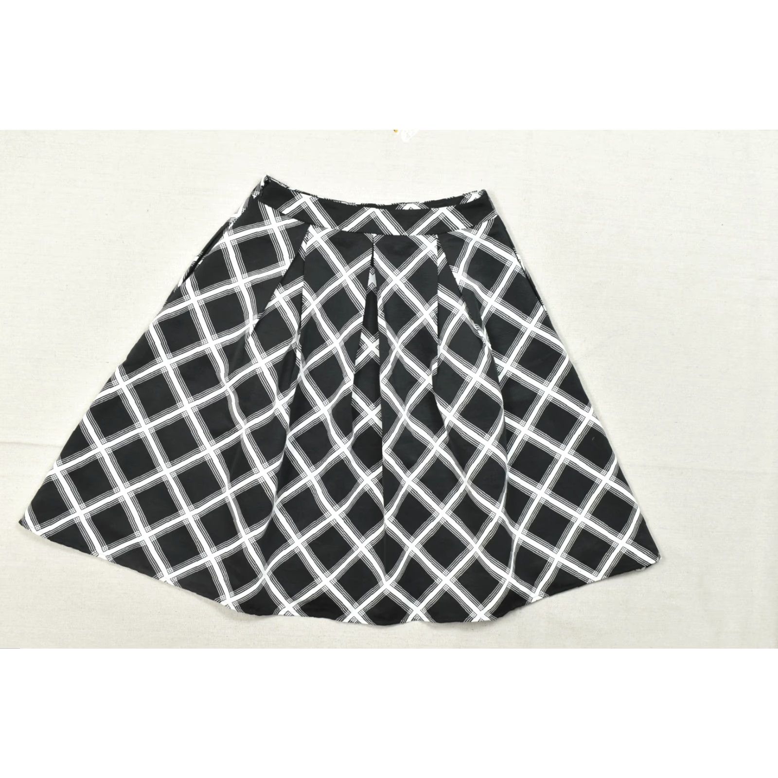 Express Express Women's A Line Pleated Knee Length Skirt Black Geometric Size 8 Polyester Size 30" / US 8 / IT 44 - 8 Thumbnail